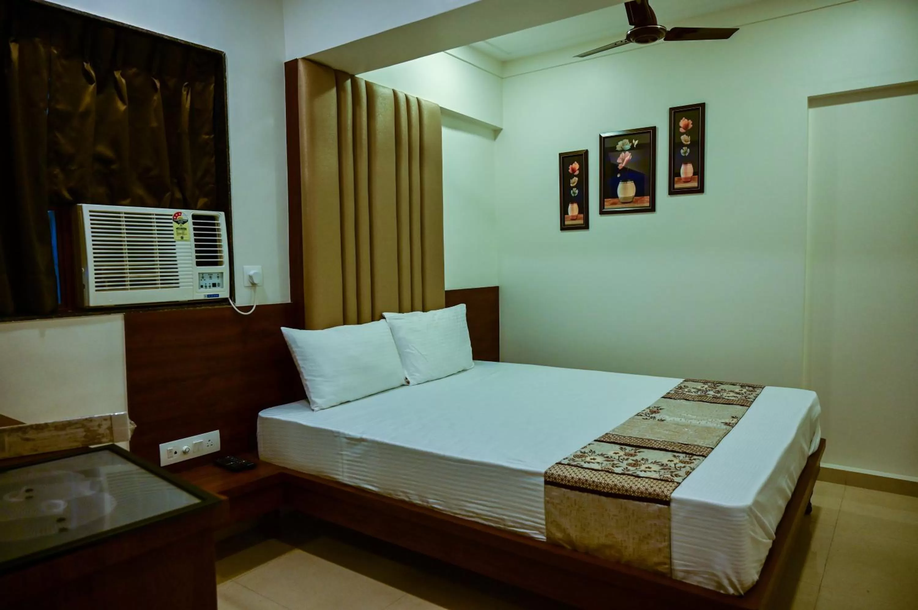 Bed in Hotel Diamora Residency