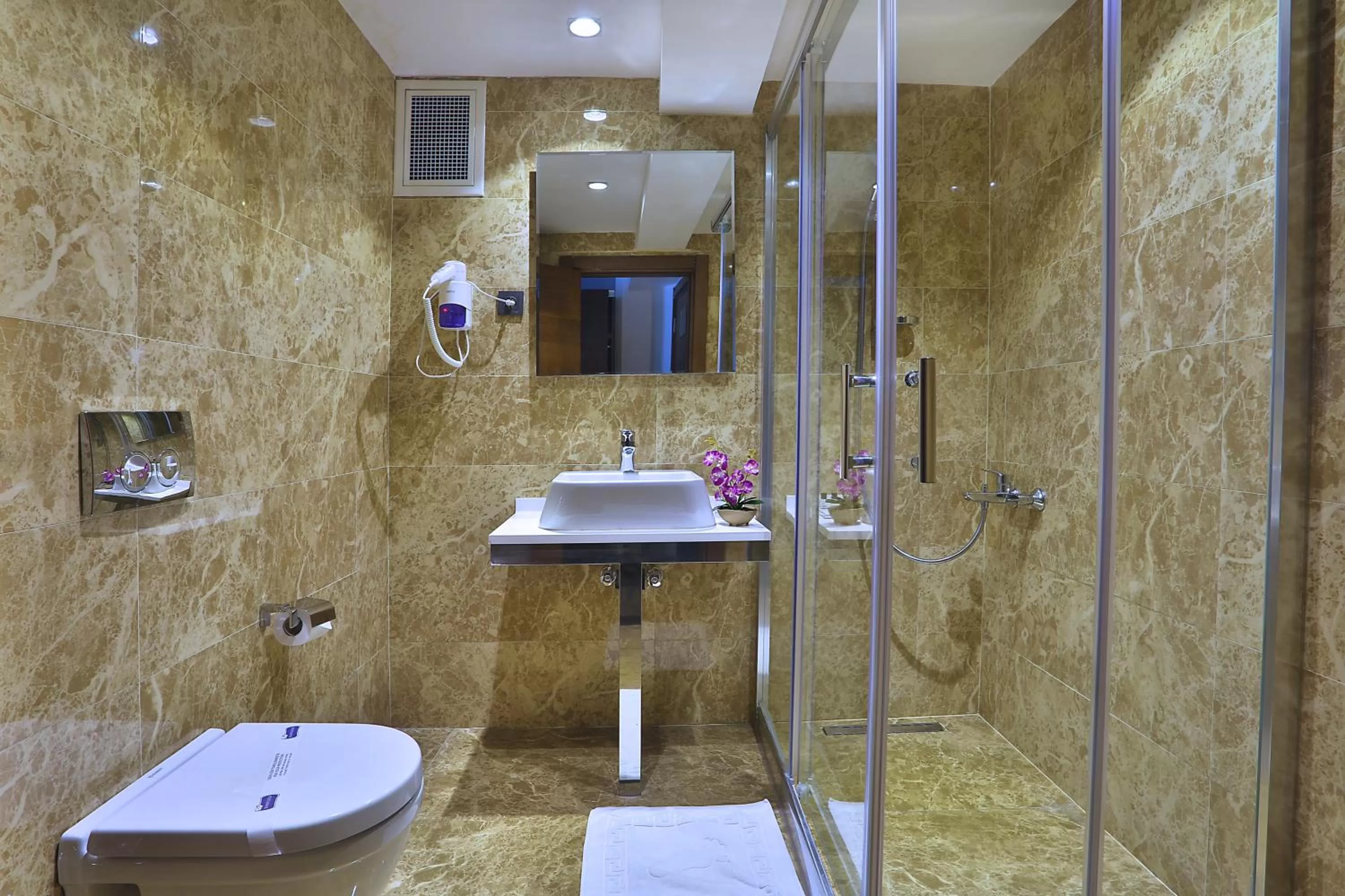 Shower in Grand Sagcanlar Hotel