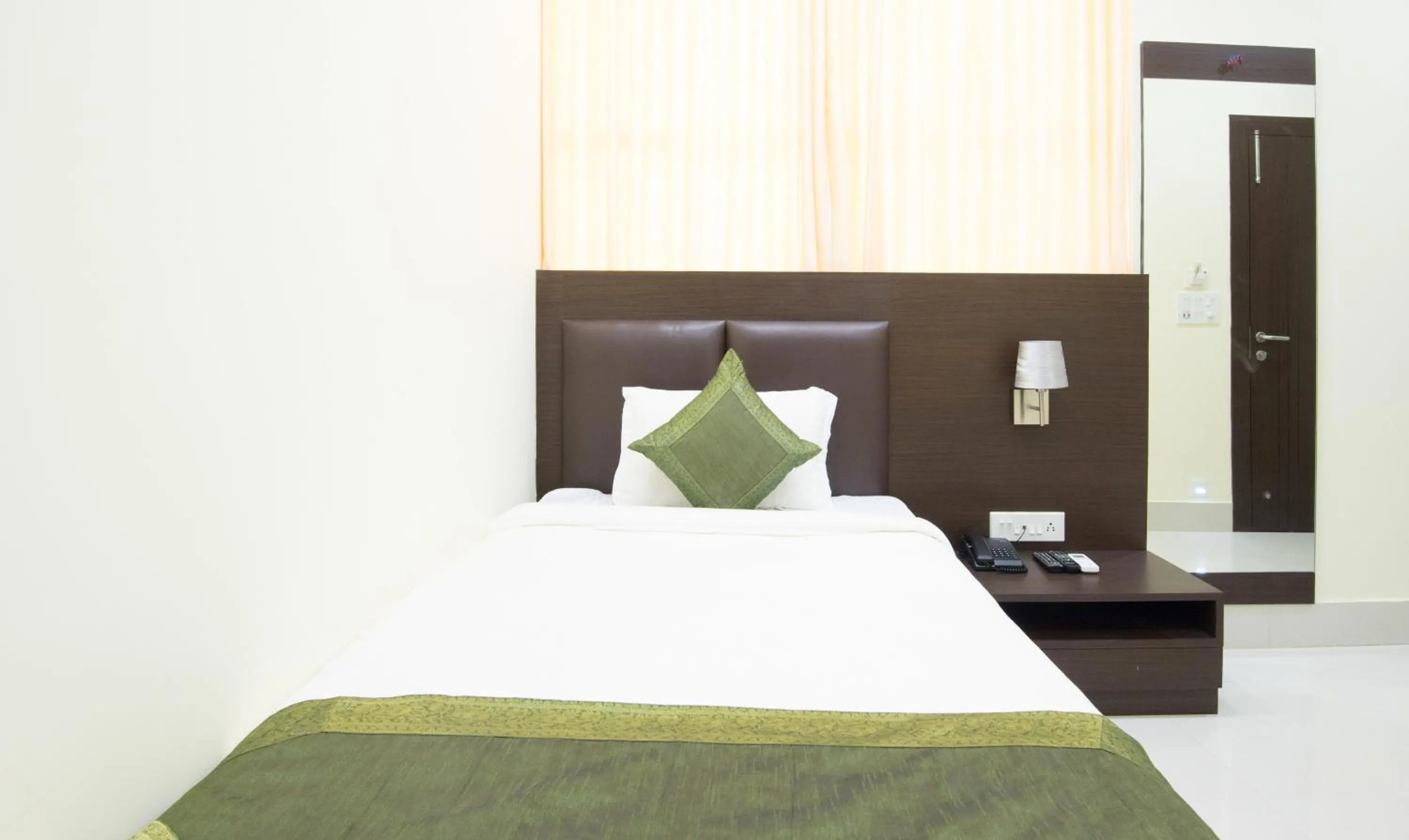 Bed in Treebo King'S Court Chandrasekharpur