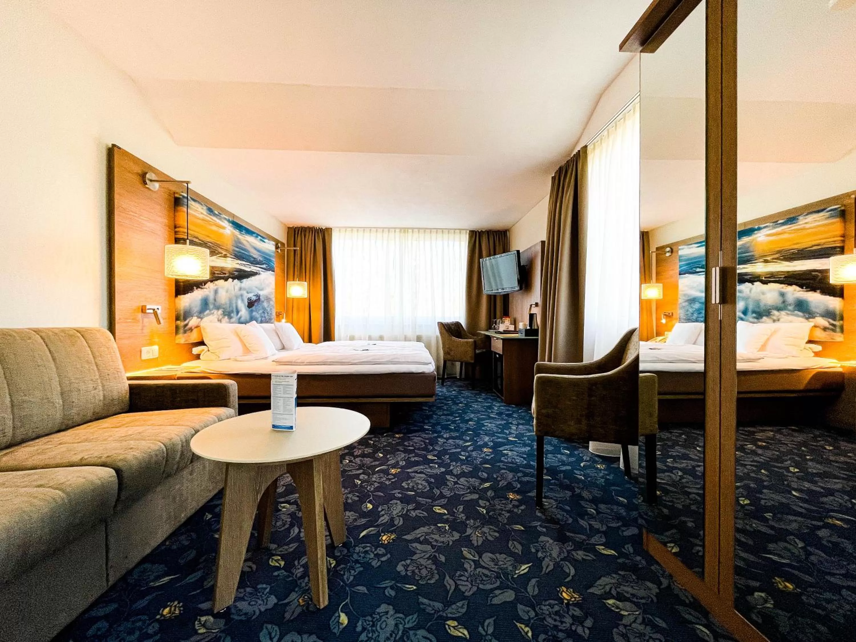 Seating area, Bed in Hotel-Restaurant Vier Linden