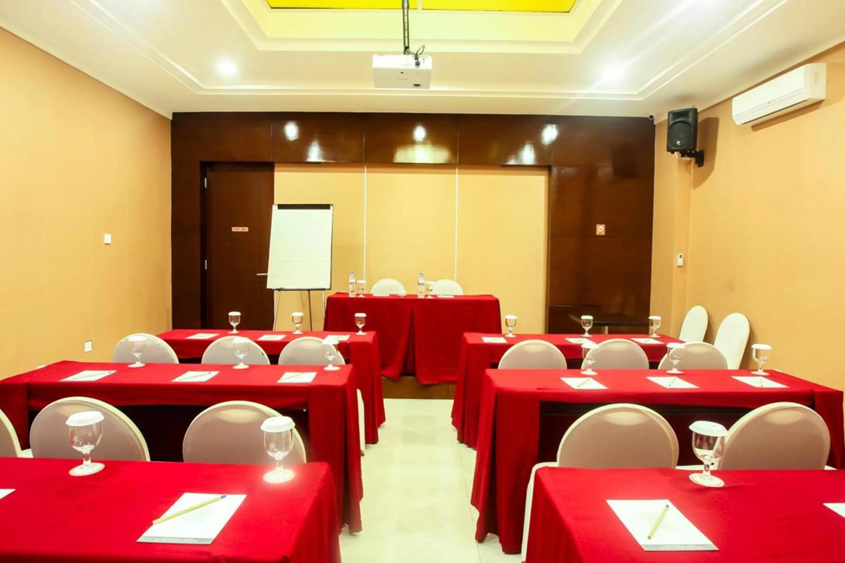 Meeting/conference room in Favor Hotel Makassar City Center By LIFE