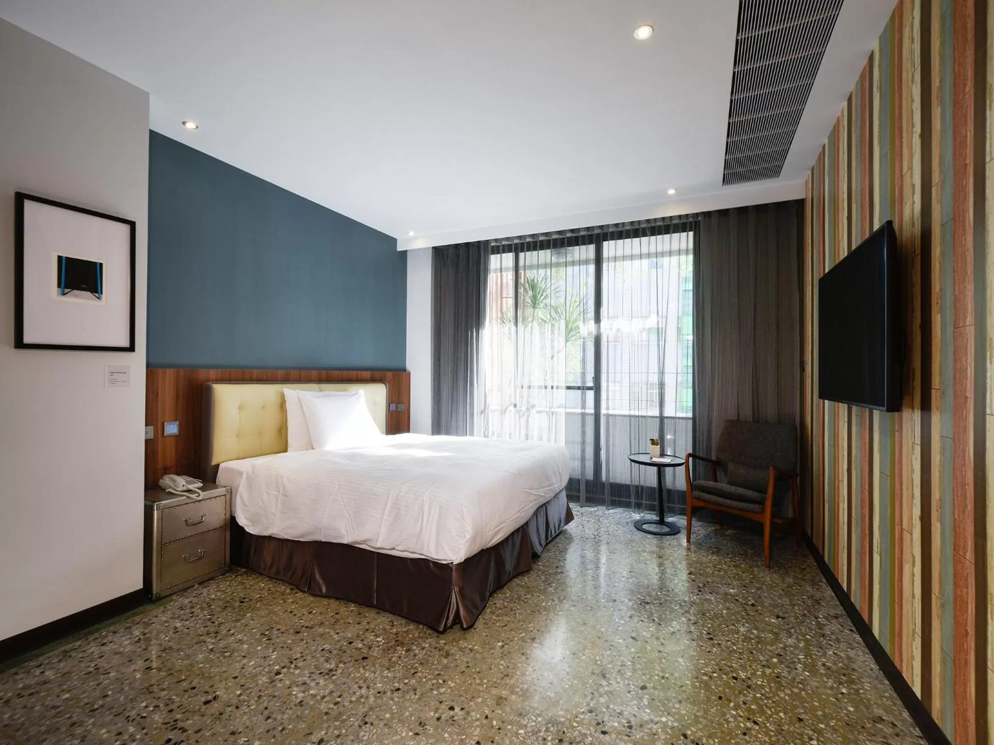 Property building, Bed in 3 Door Hotel