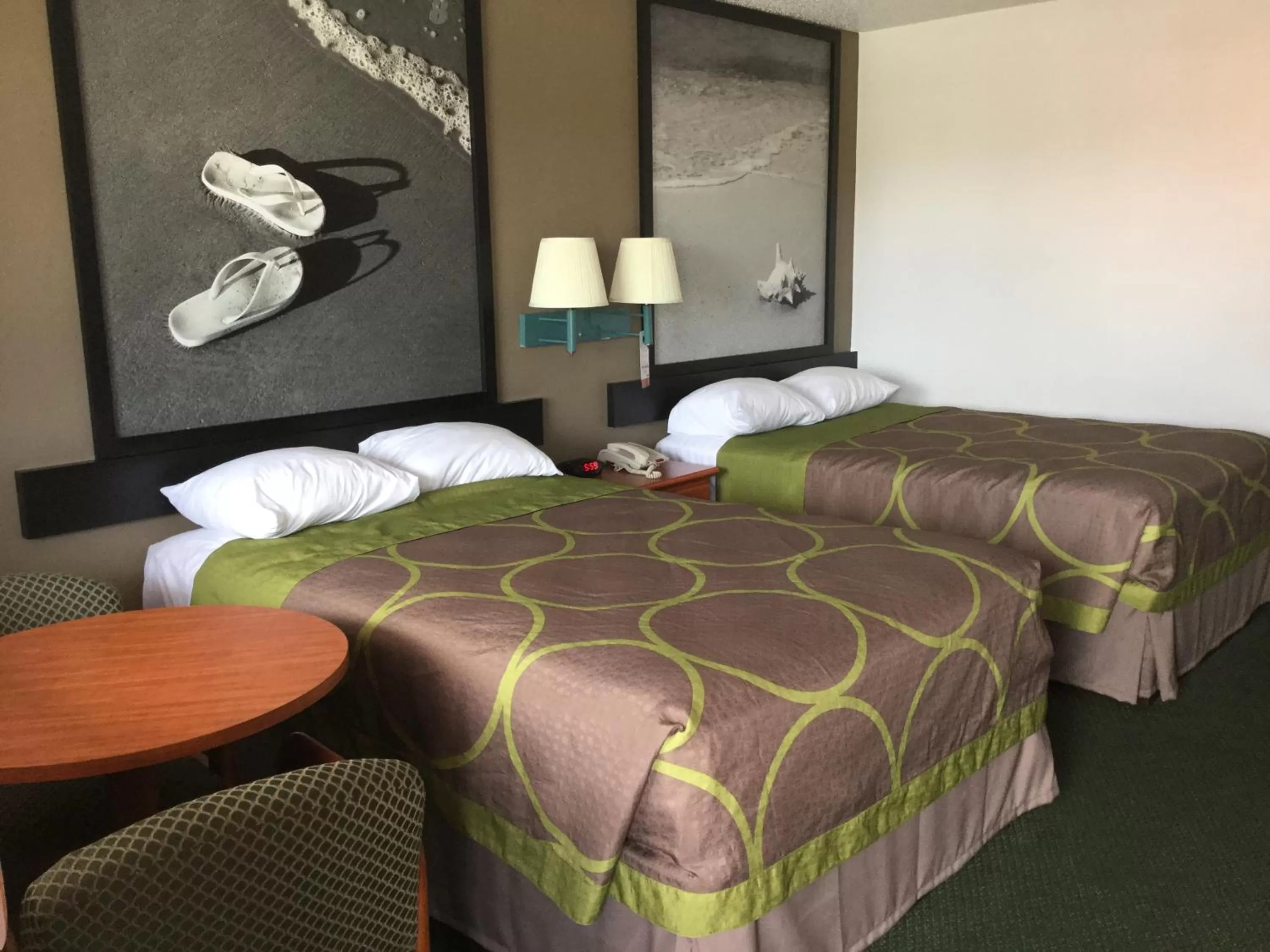 Photo of the whole room, Bed in Redfinn Inn