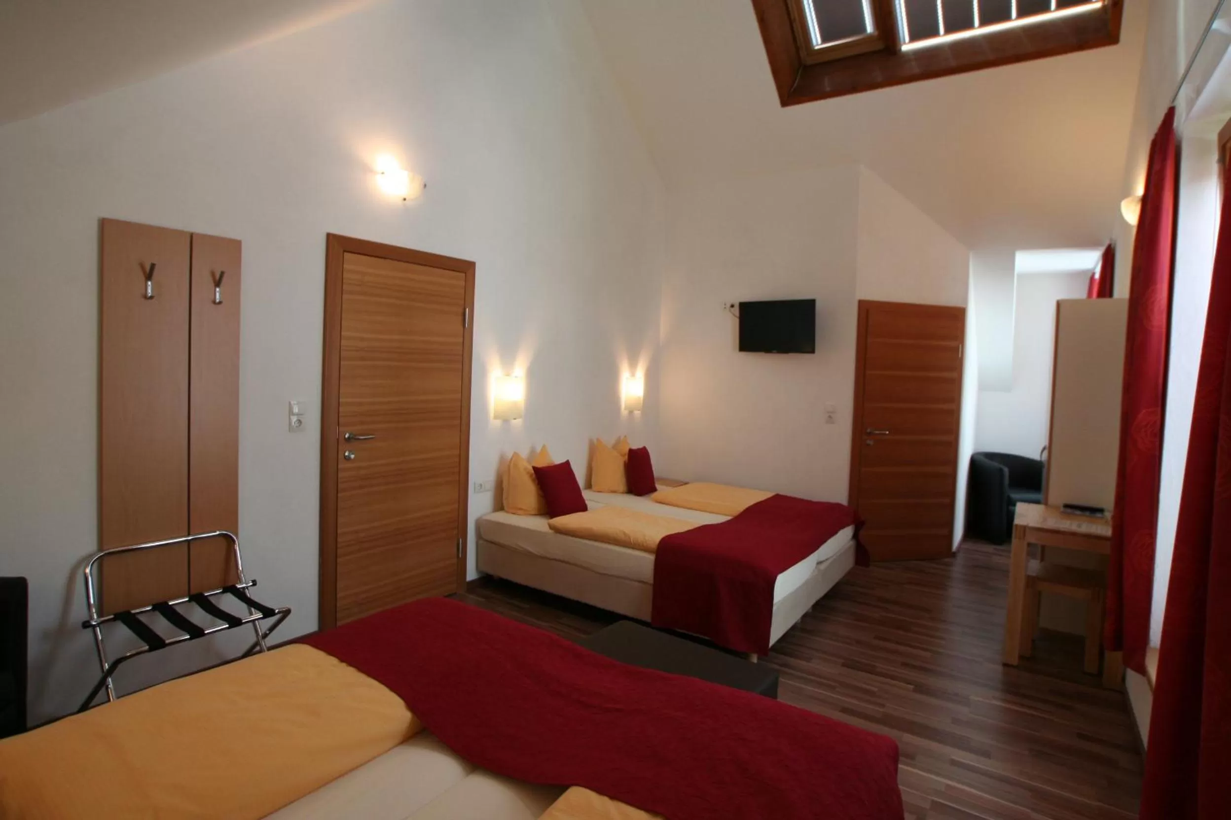 Photo of the whole room, Bed in Hotel Engl