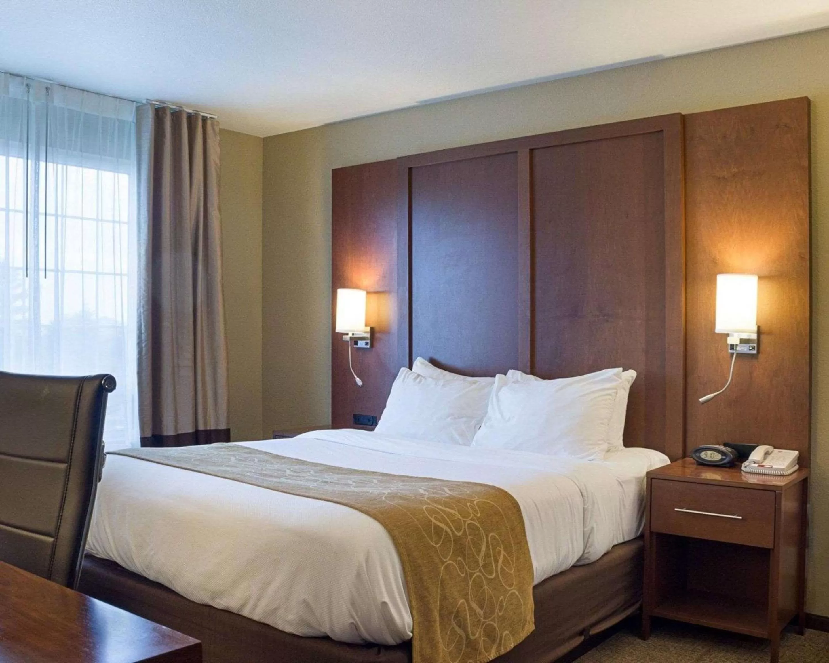 Photo of the whole room, Bed in Comfort Suites Minot South