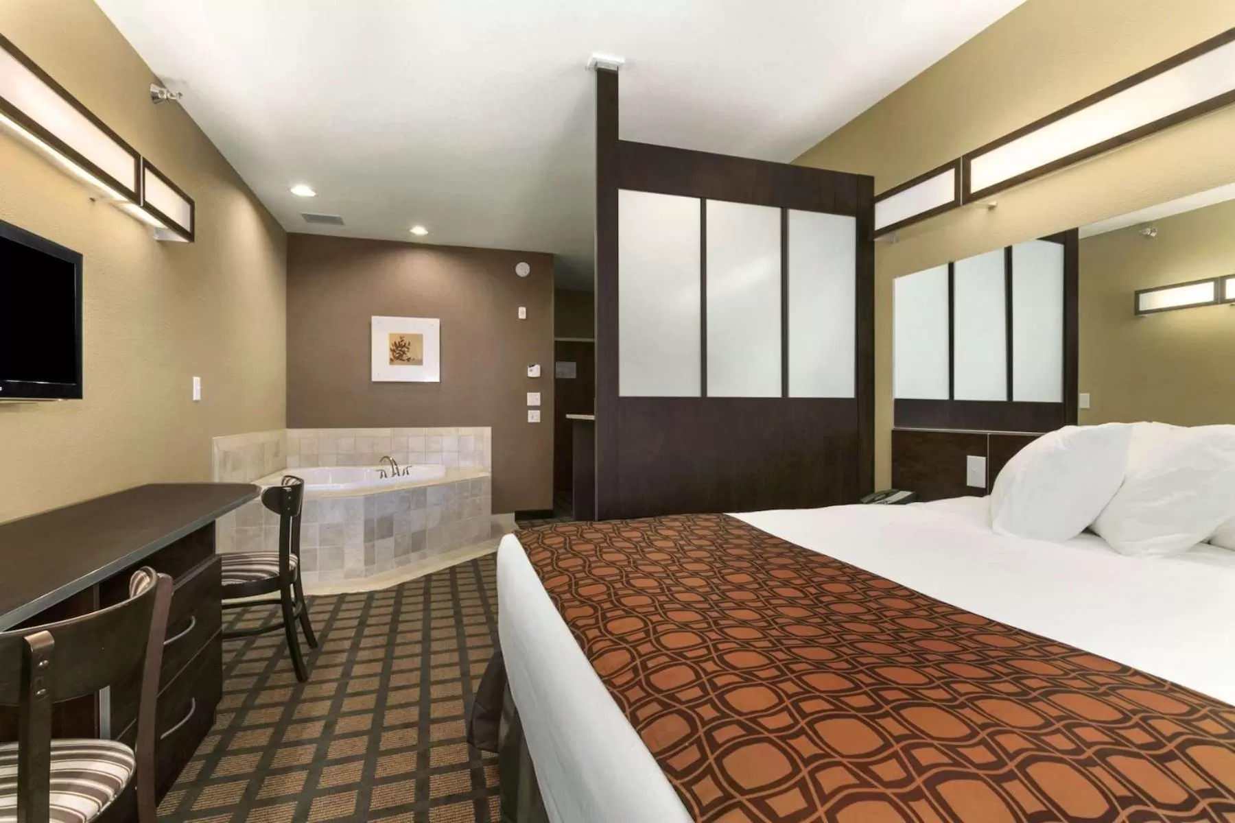 Photo of the whole room, Bed in Microtel Inn & Suites by Wyndham Minot
