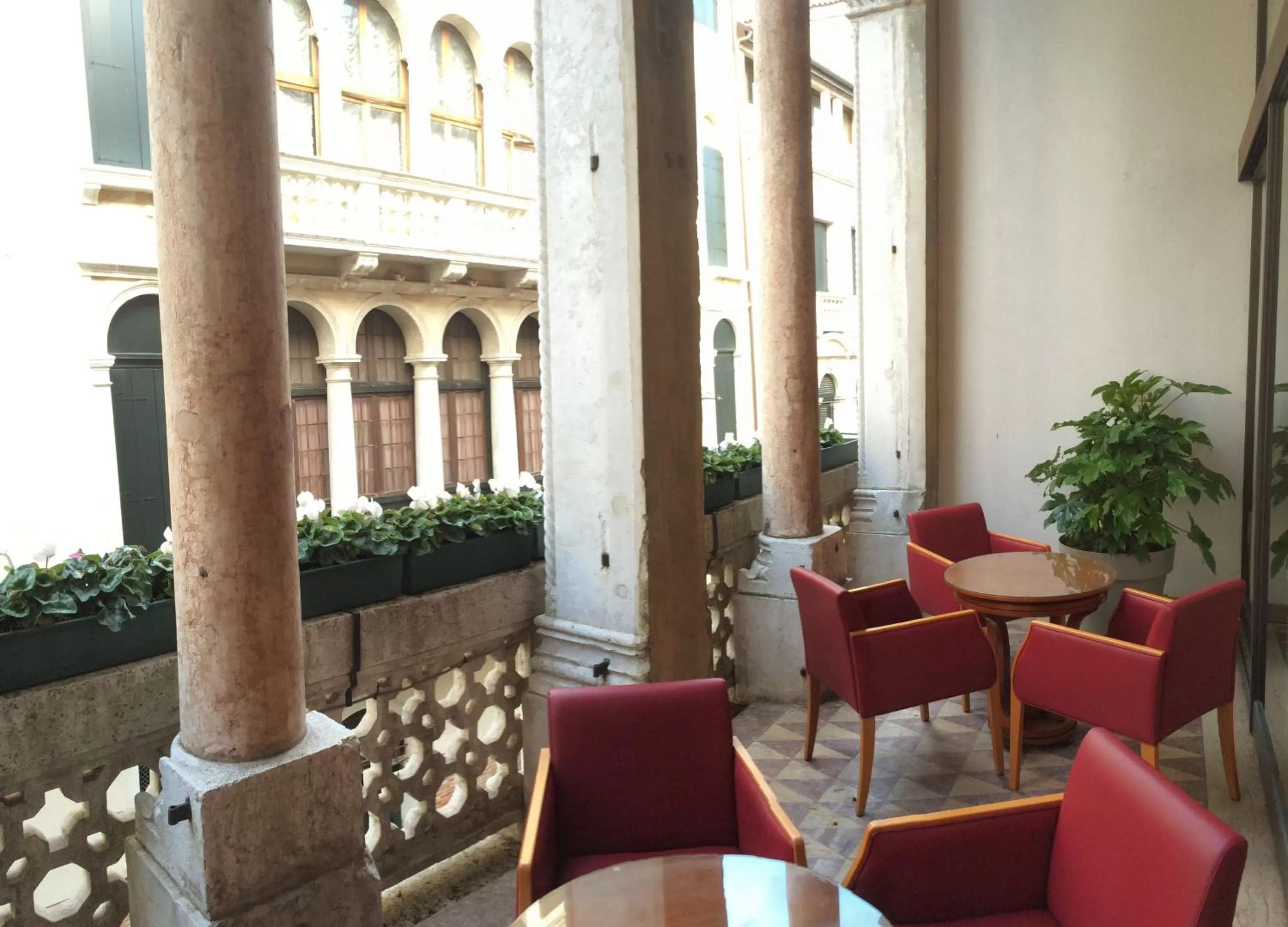 Communal lounge/ TV room in Hotel Donà Palace