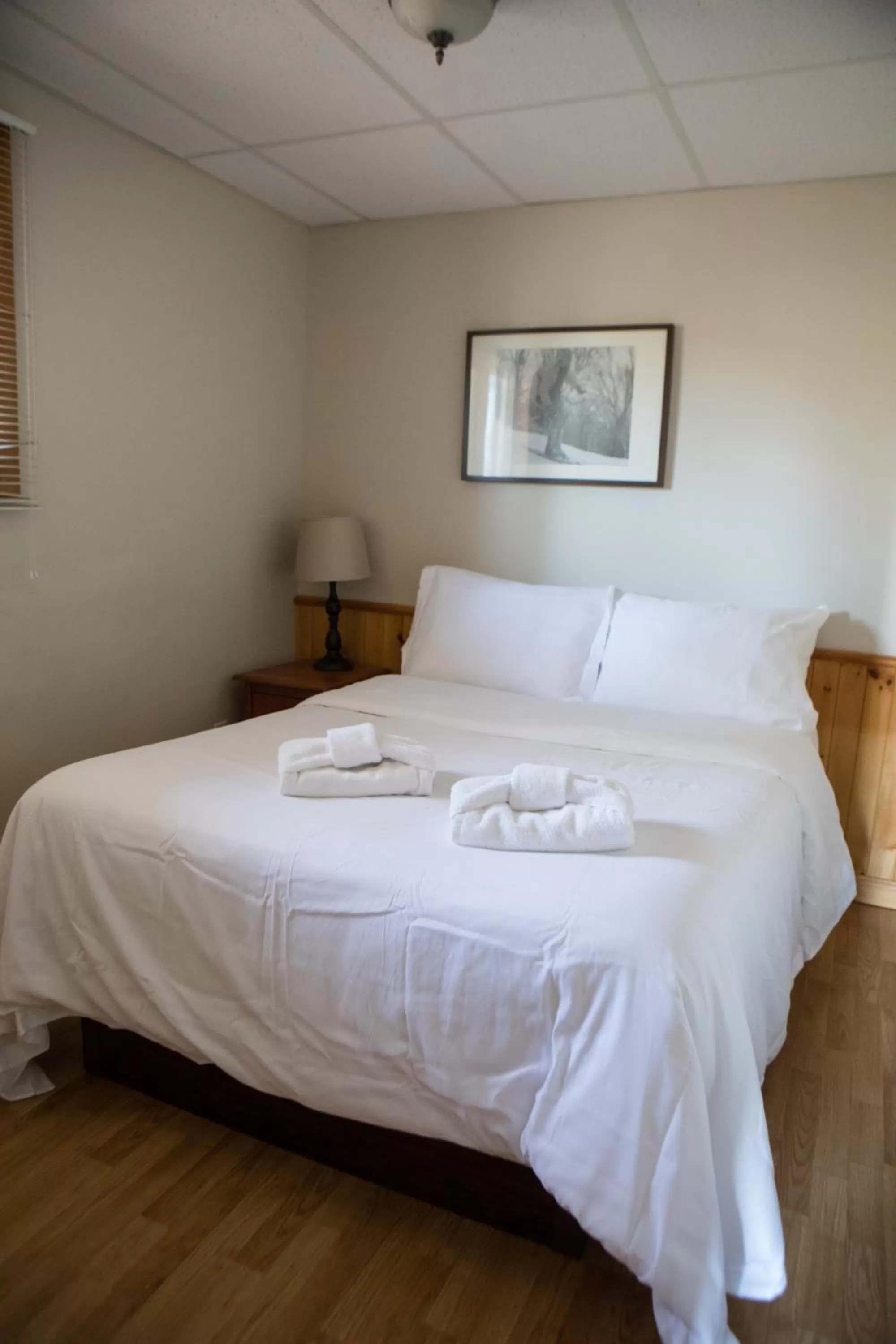 Bed in Le Montagnard, Auberge Hôtel & Chalets