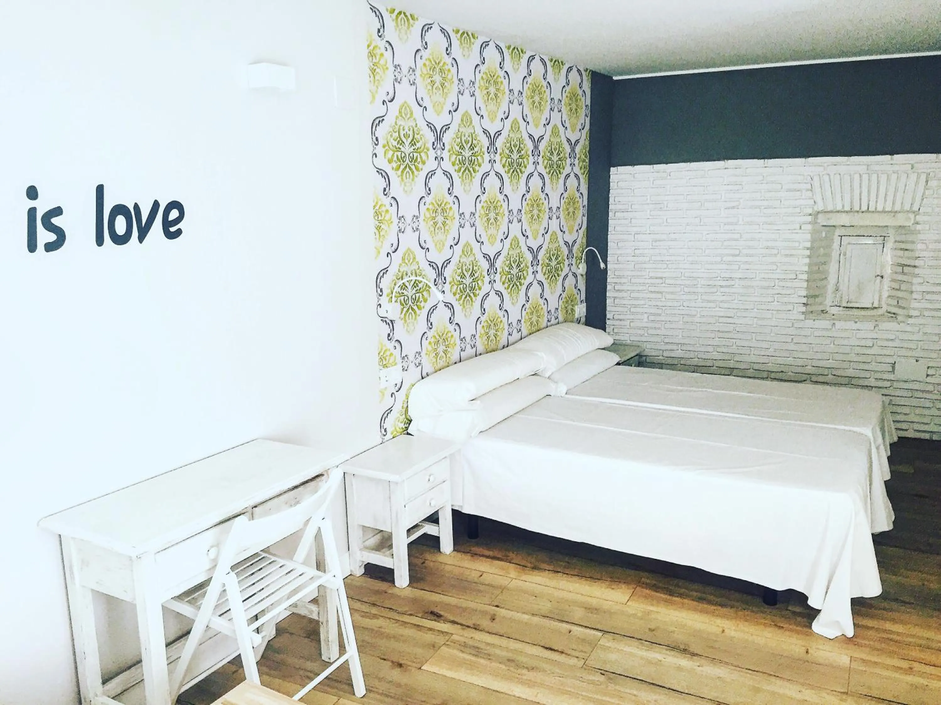 Photo of the whole room, Bed in Le Vintage