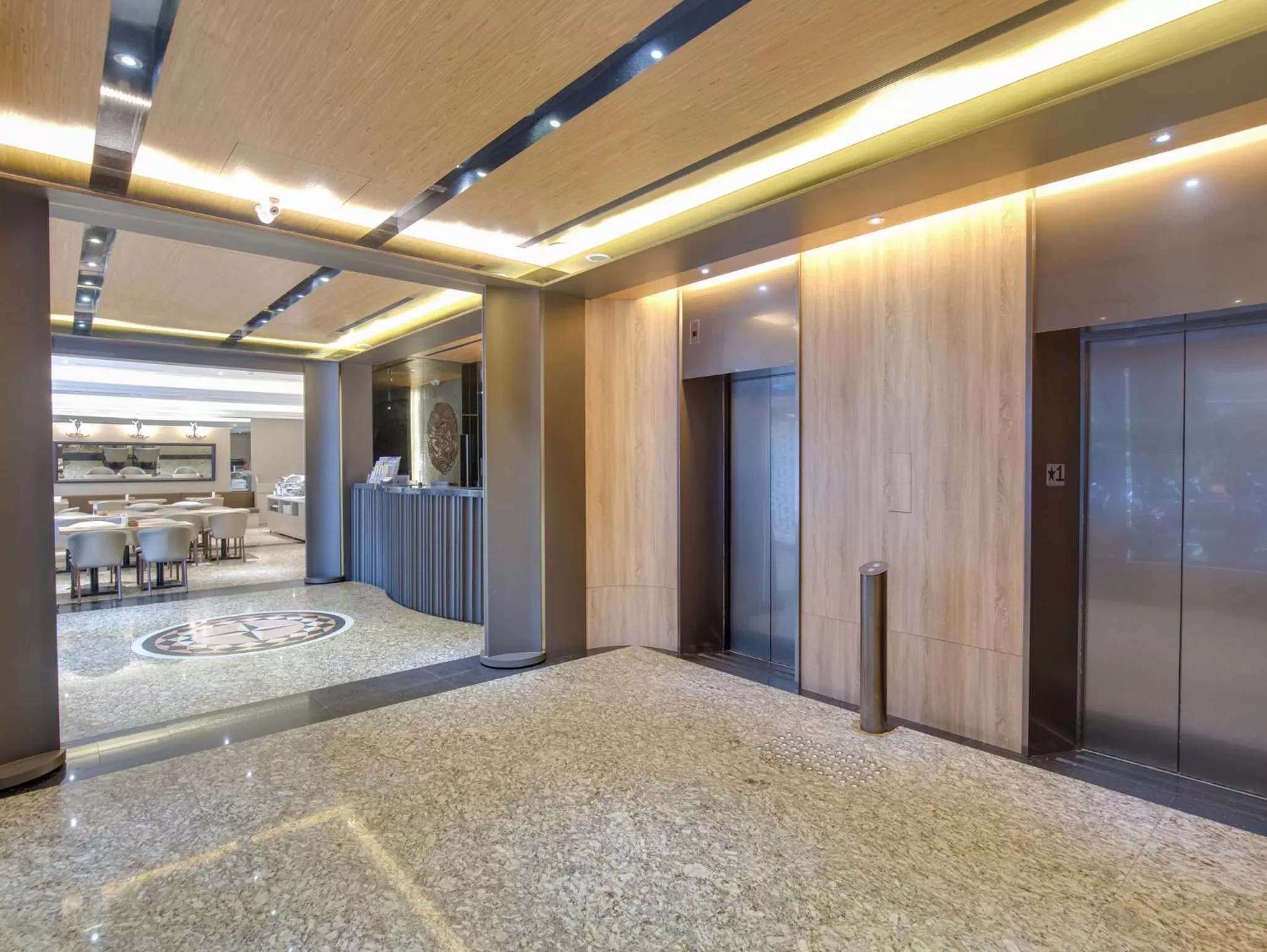 Restaurant/places to eat in East Dragon Hotel