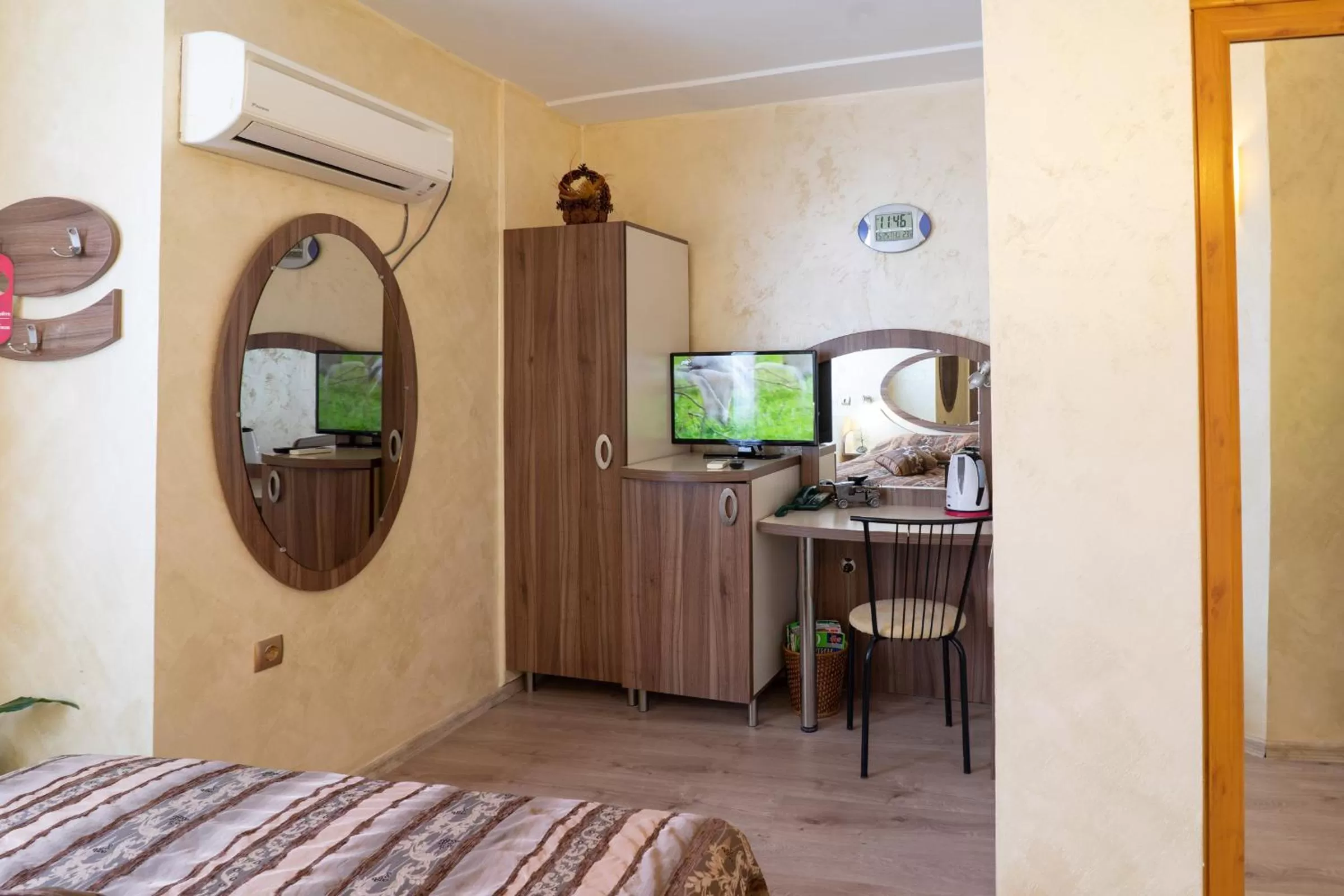 Communal lounge/ TV room, Bed in Hotel Color