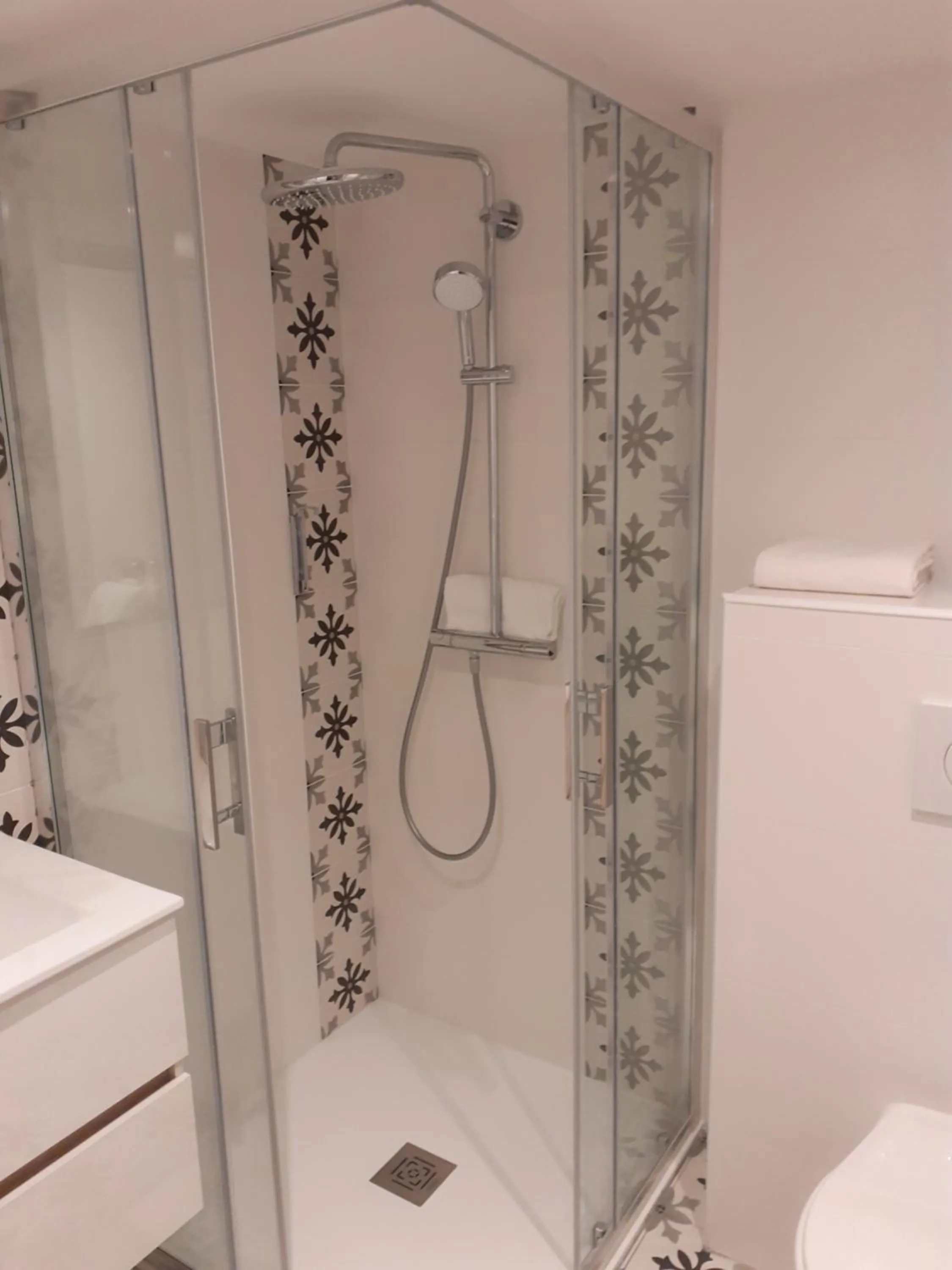 Shower in Hotel de Charme La Bonne Adresse - Logis hotels