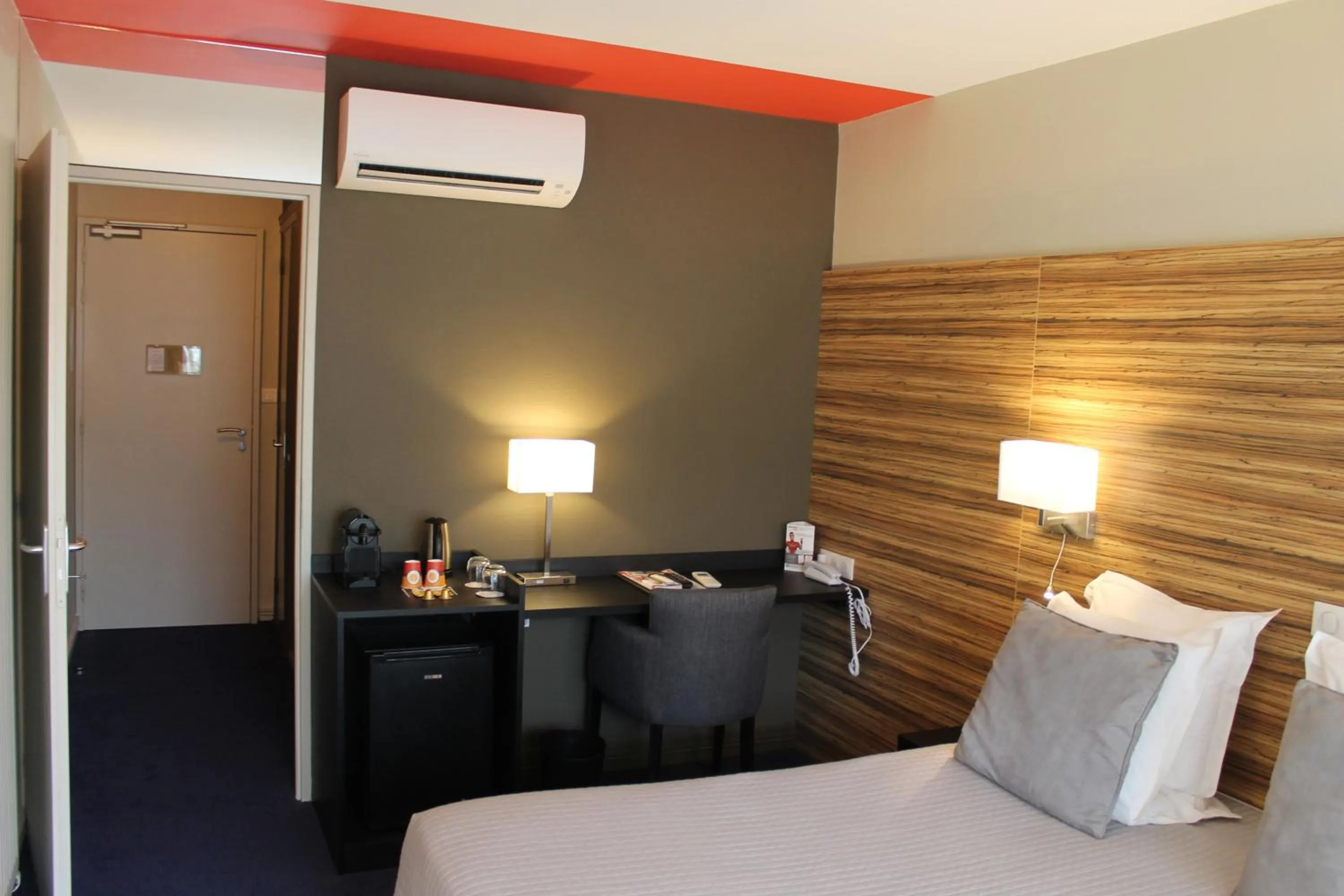 Coffee/tea facilities, Bed in Hotel de France