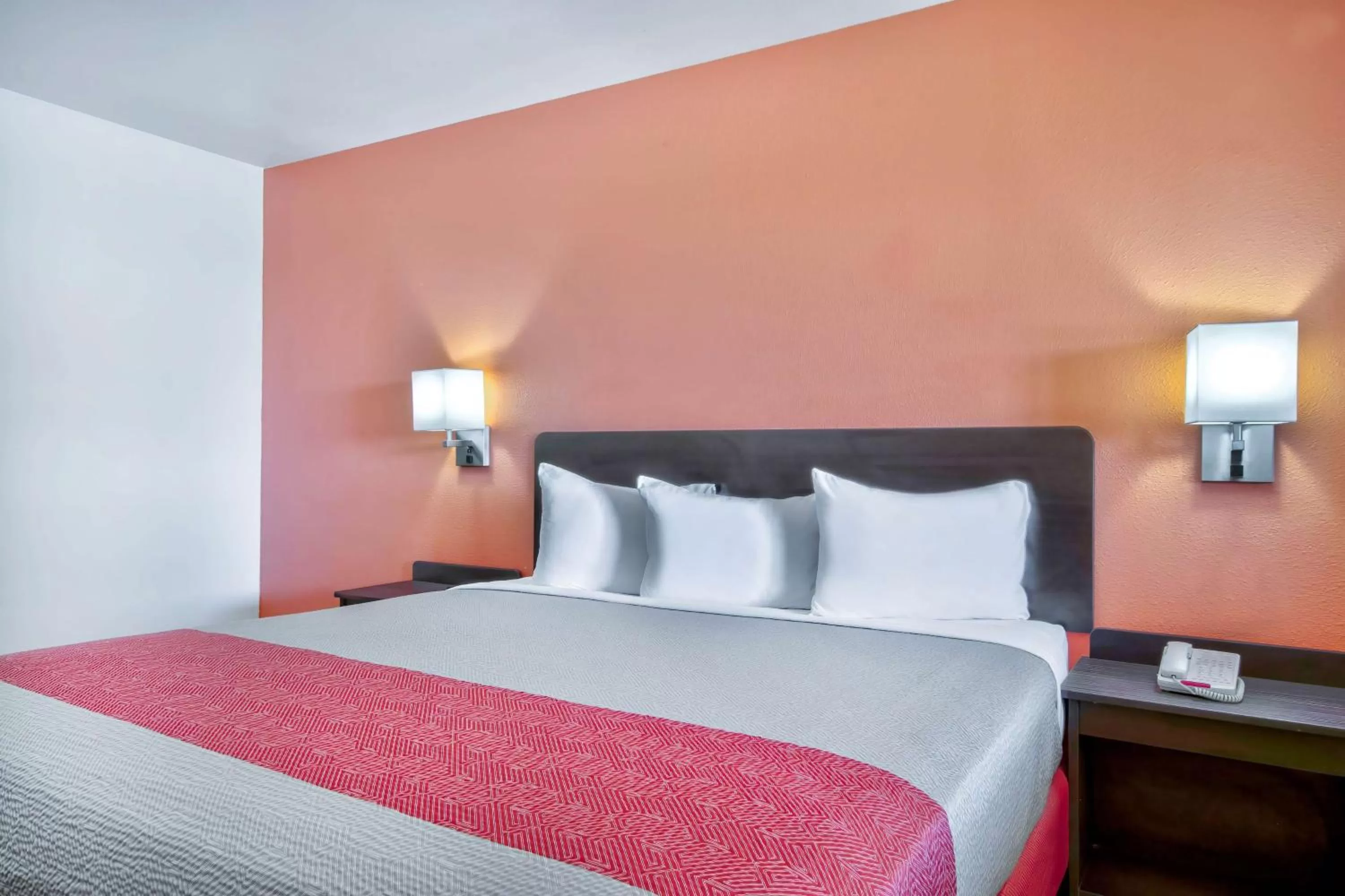 Bedroom, Bed in Motel 6-Santa Nella, CA - Los Banos