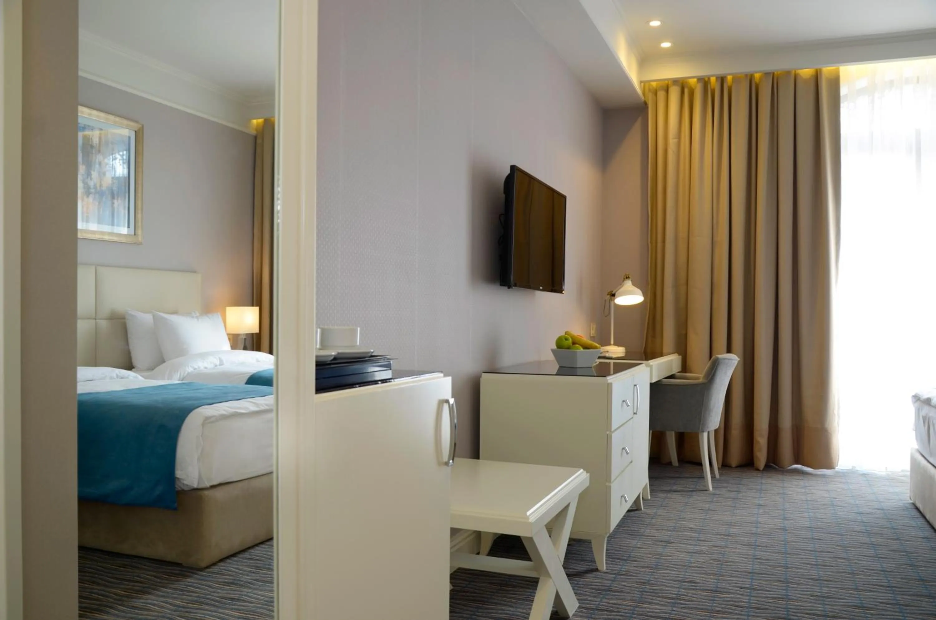 TV and multimedia, Bed in City Avenue Hotel