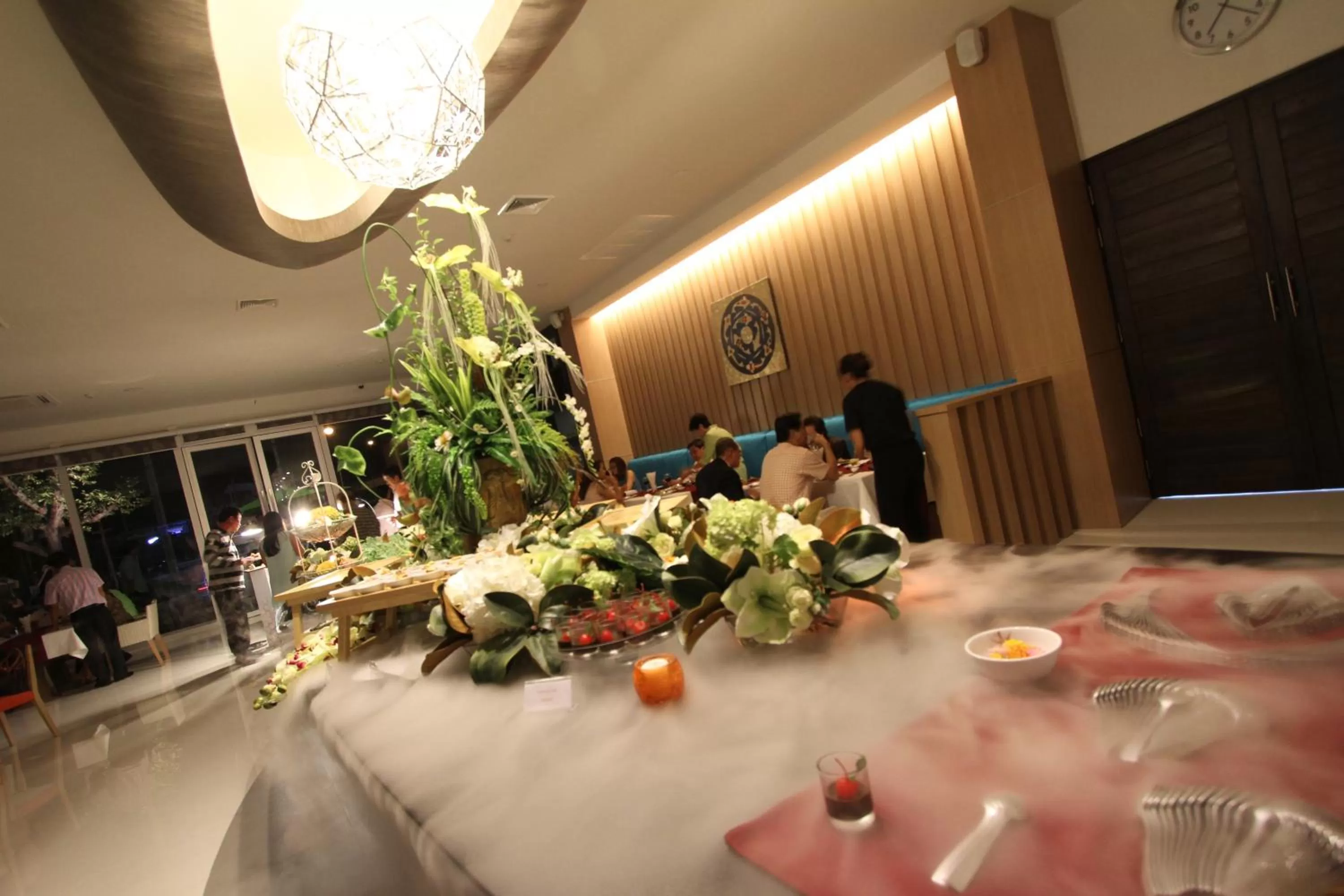 Restaurant/places to eat in 42C The Chic Hotel