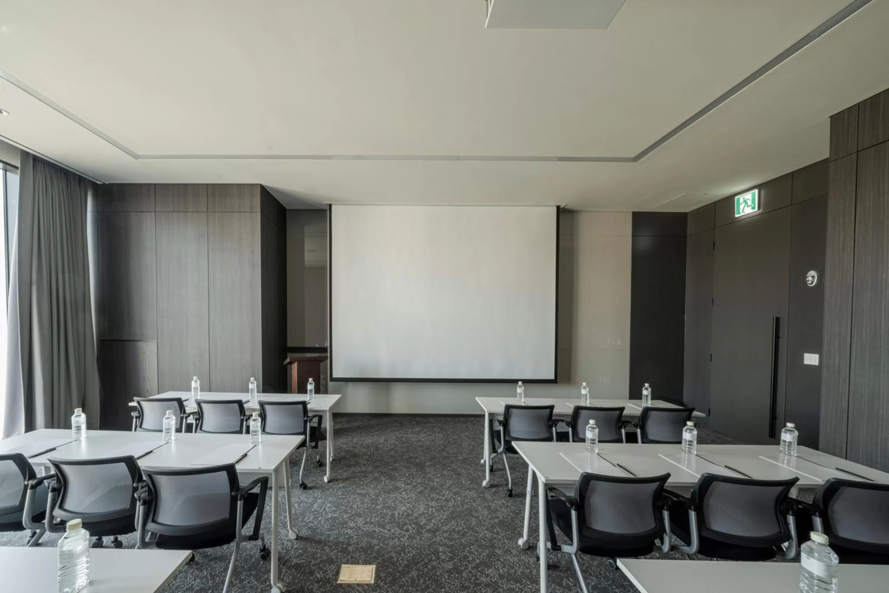 Meeting/conference room in Nine Tree by Parnas Seoul Pangyo