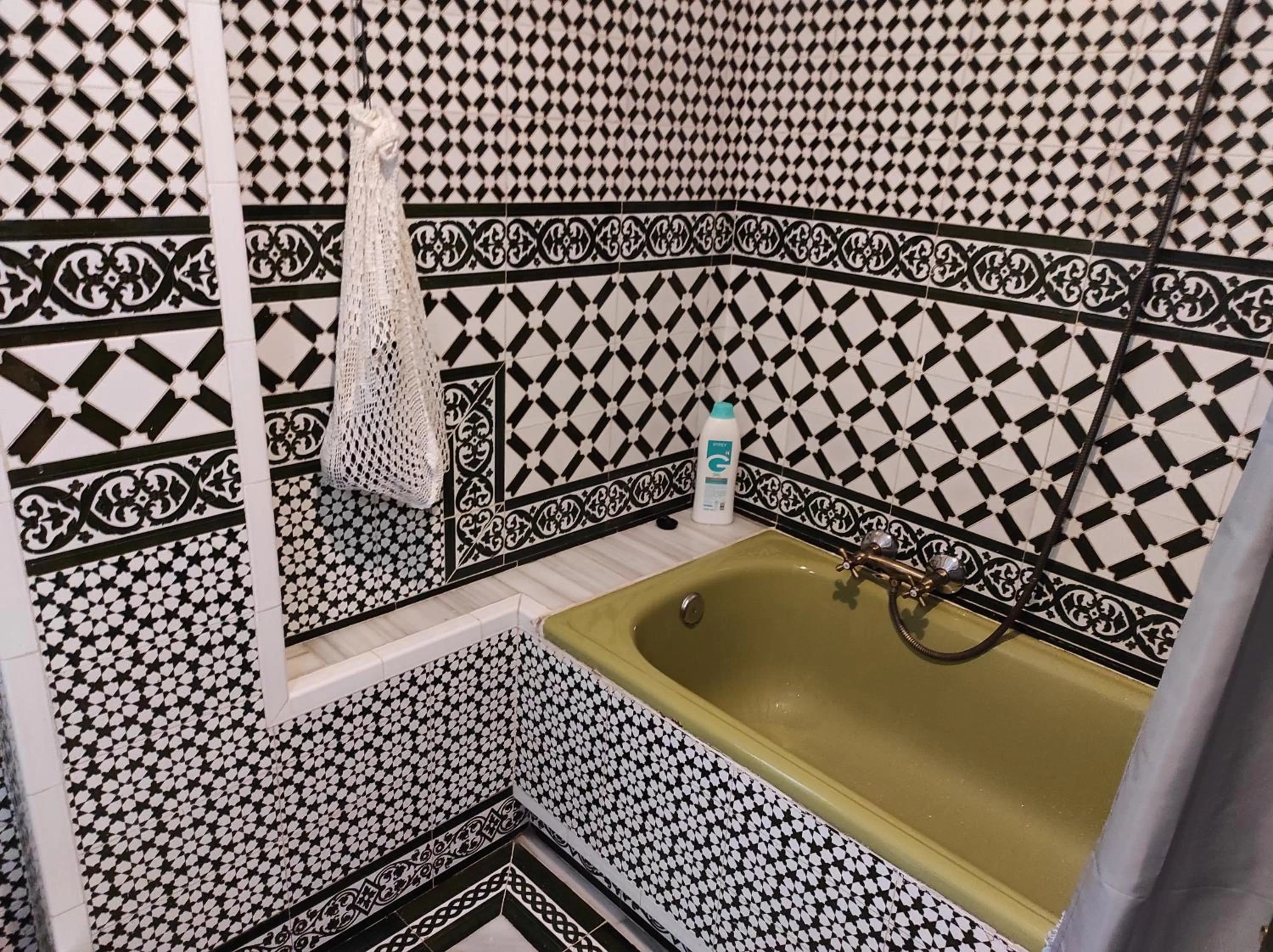 Shower in Apartamentos Gaudi Style