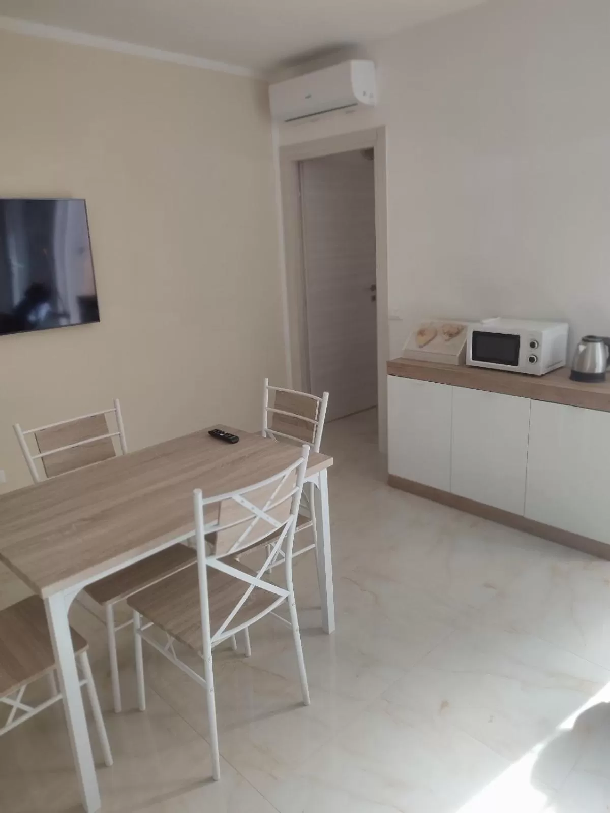 Dining Area in B & B CANTARANO