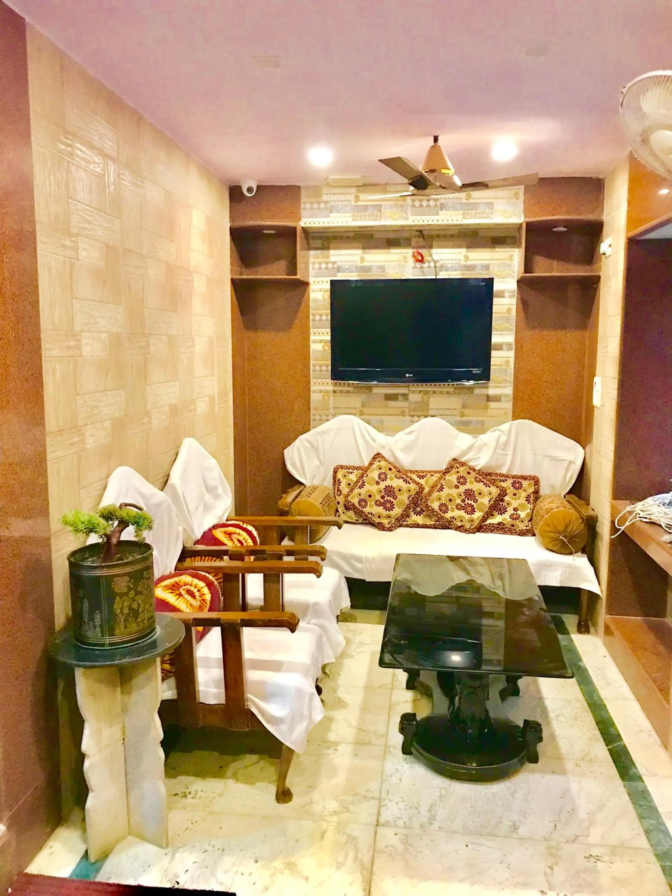 Restaurant/places to eat, Seating Area in Golden Lodge