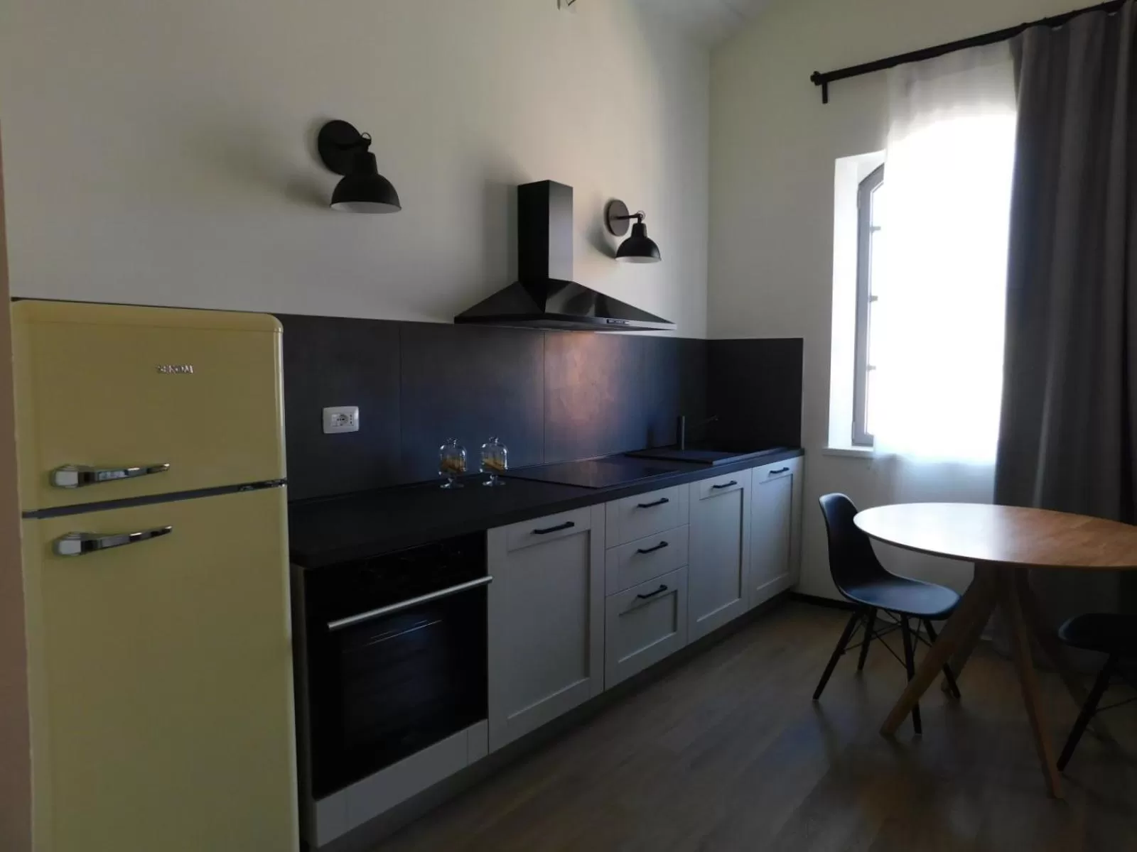 Kitchen or kitchenette in Piumaviola Beds & Apartments