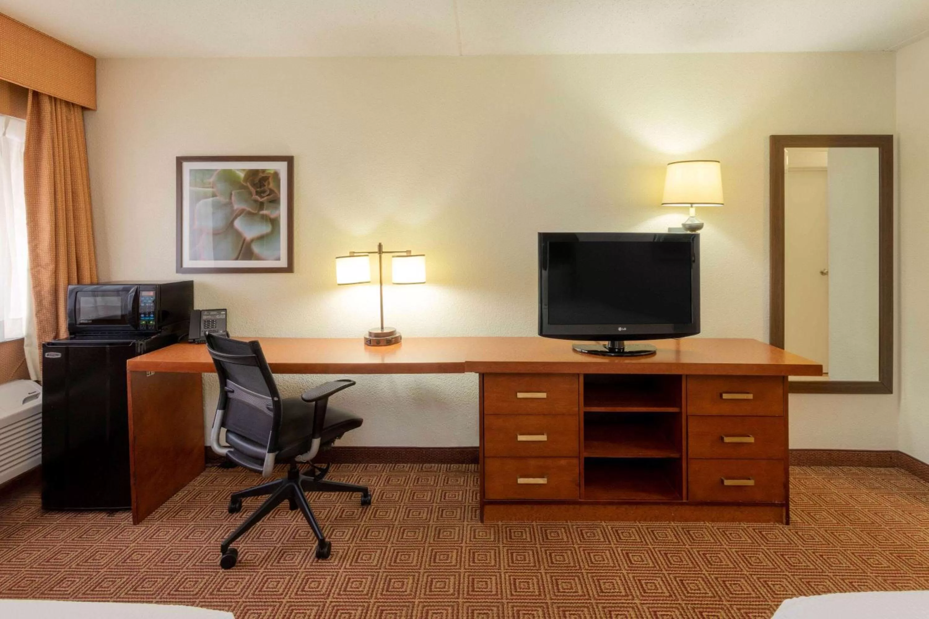 Photo of the whole room in La Quinta Inn by Wyndham Minneapolis Airport Bloomington