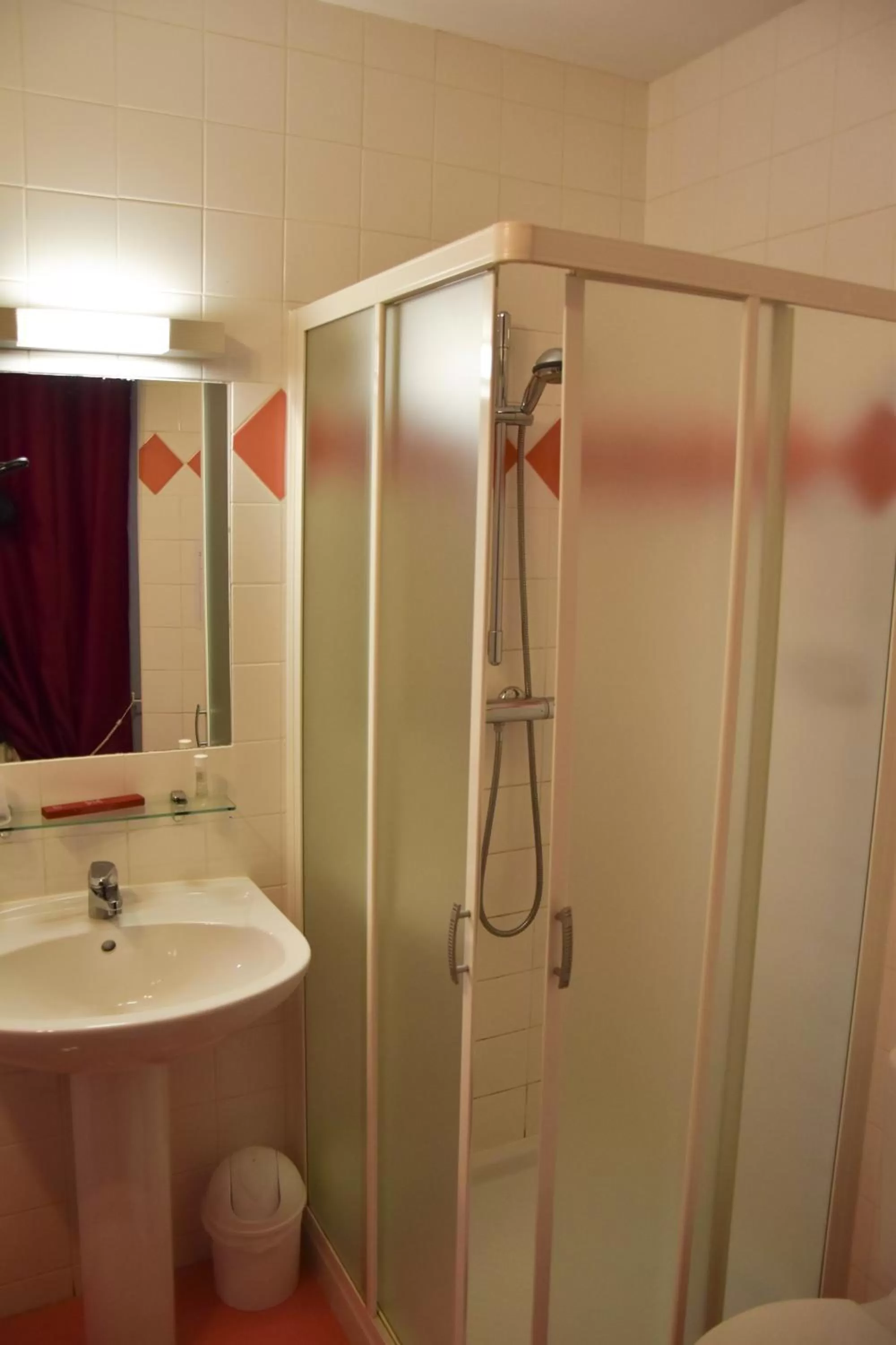 Shower, Bathroom in Hotel des Remparts