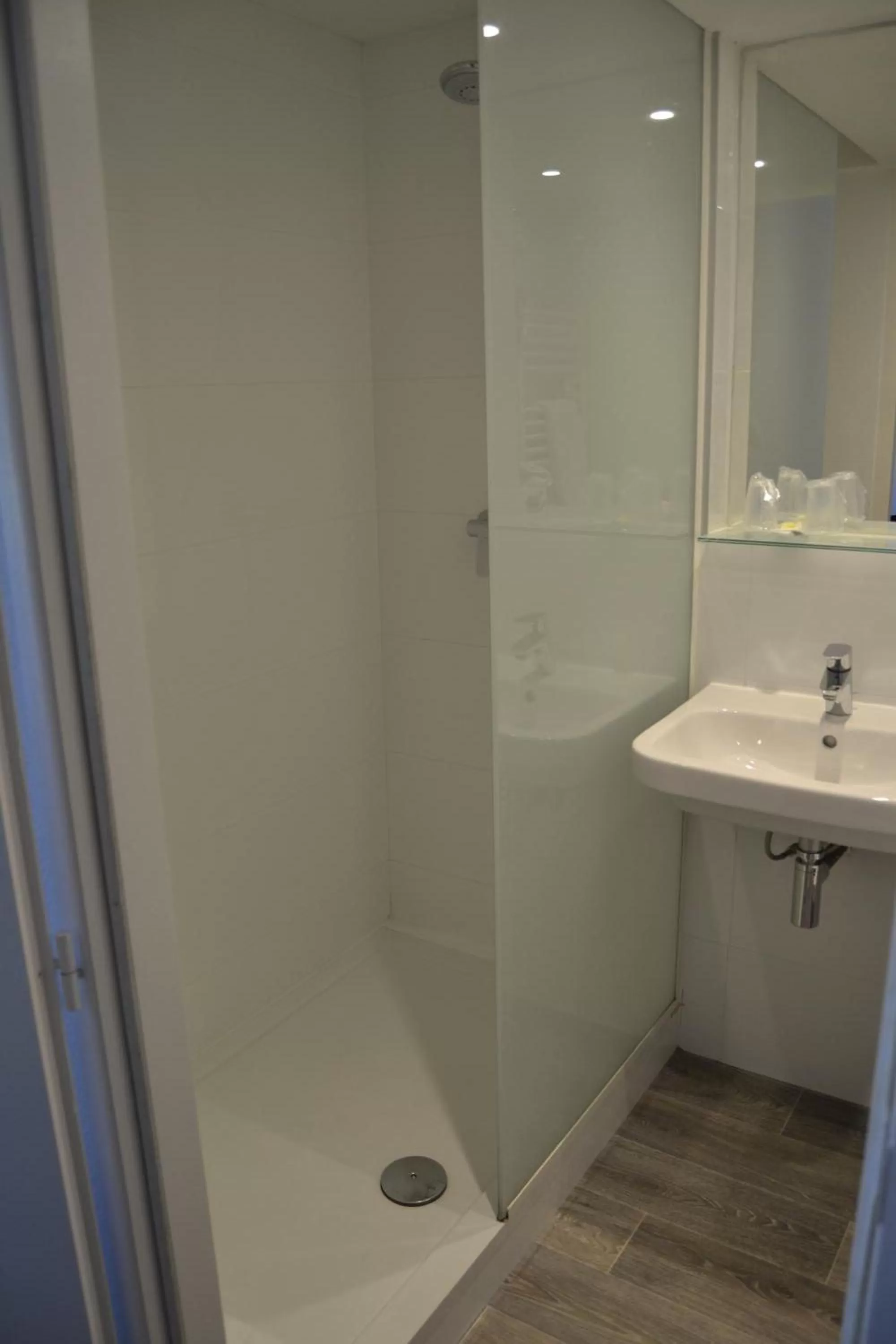 Bathroom in Hotel du Parc Euromédecine by AKENA