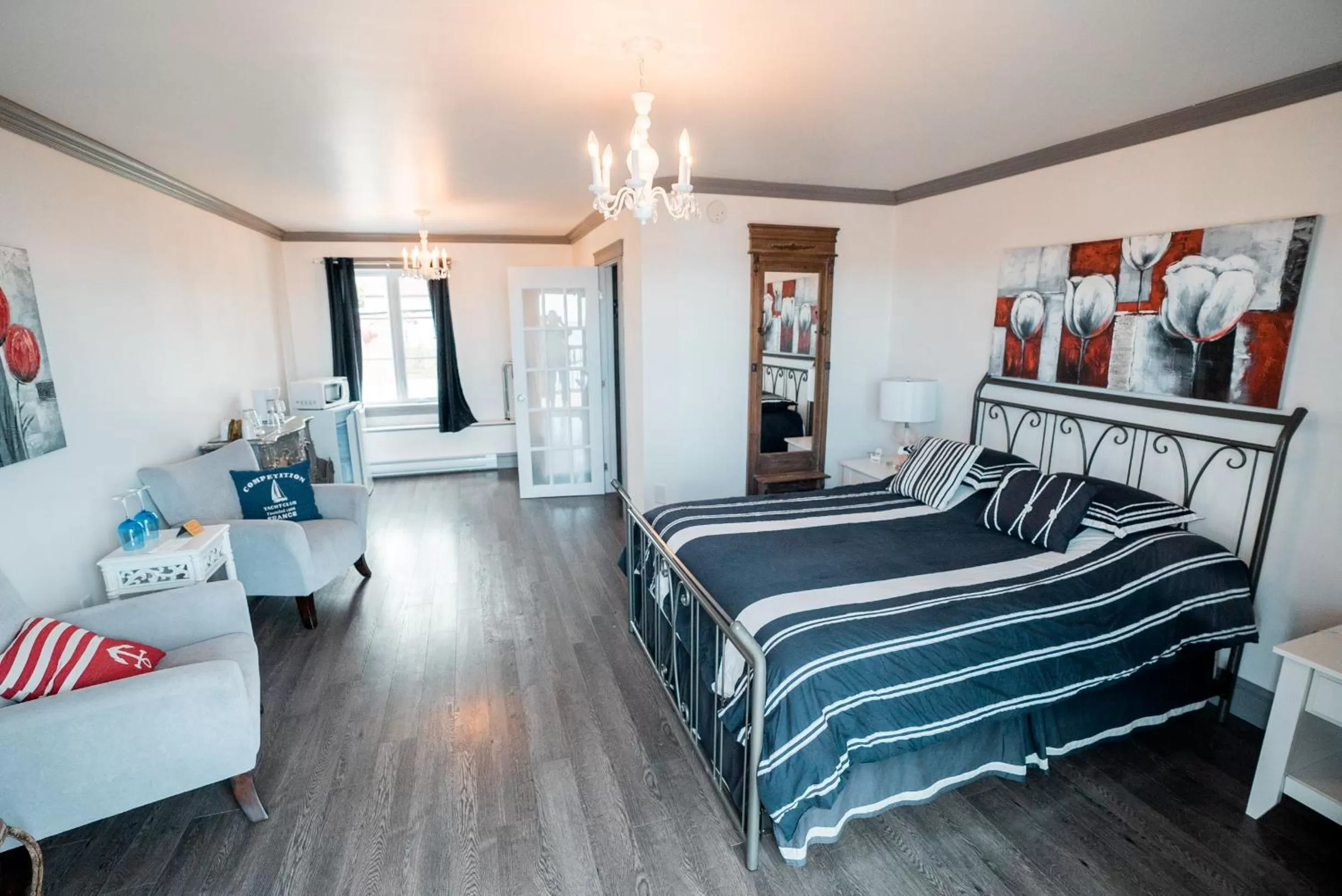 Photo of the whole room, Bed in Auberge du Vieux Faubourg