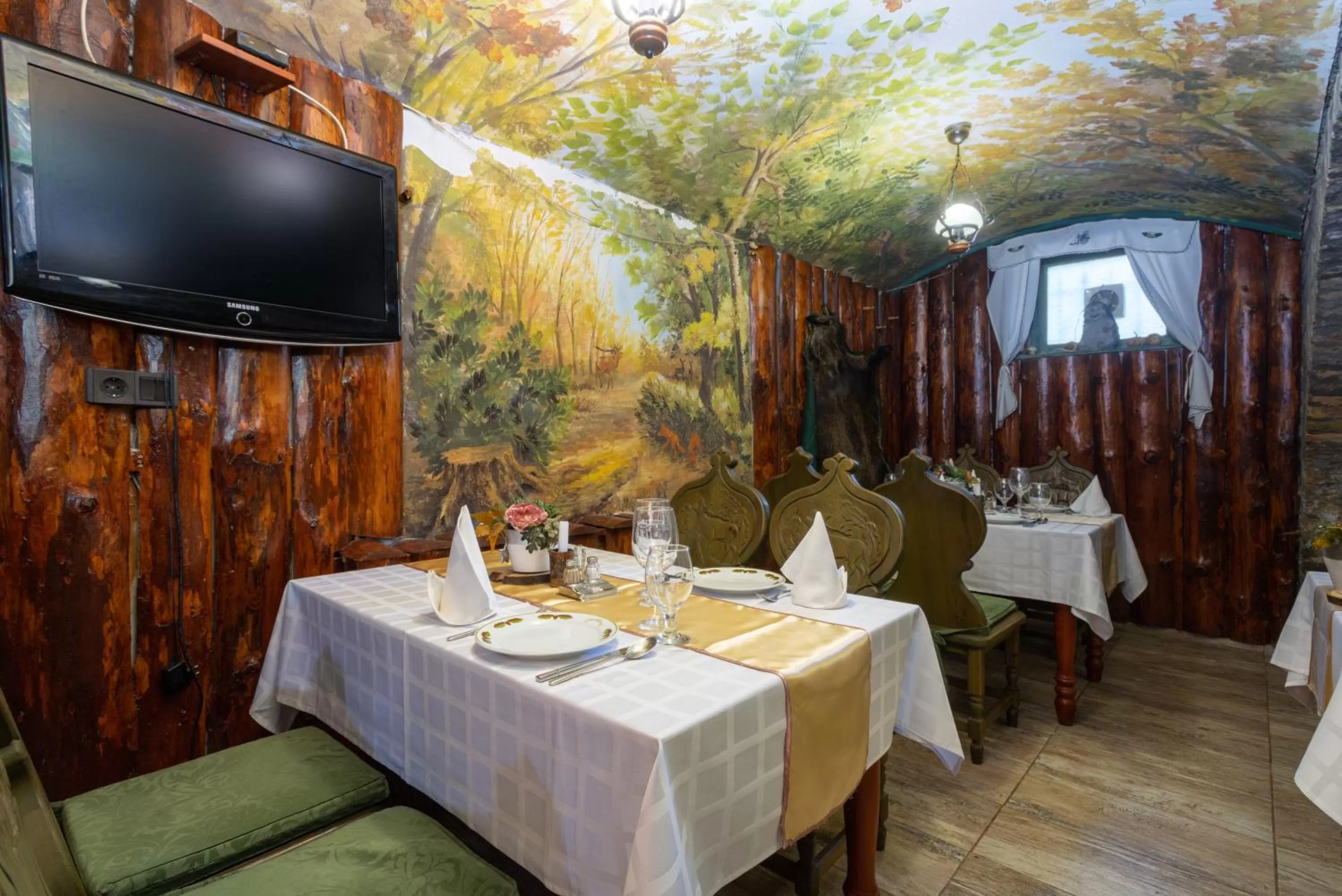 Restaurant/places to eat in Illés Hotel