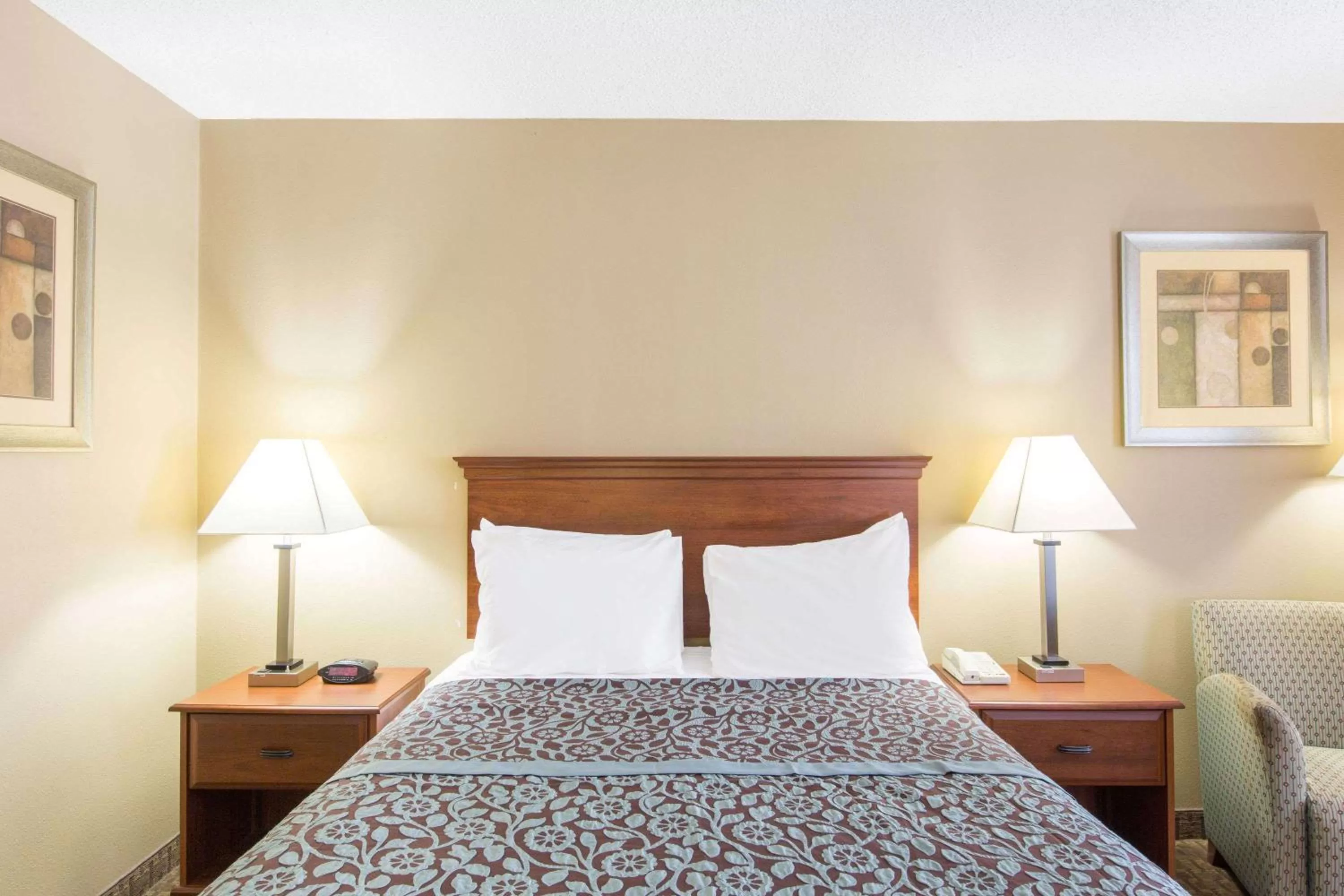 Photo of the whole room, Bed in Days Inn by Wyndham Ripley