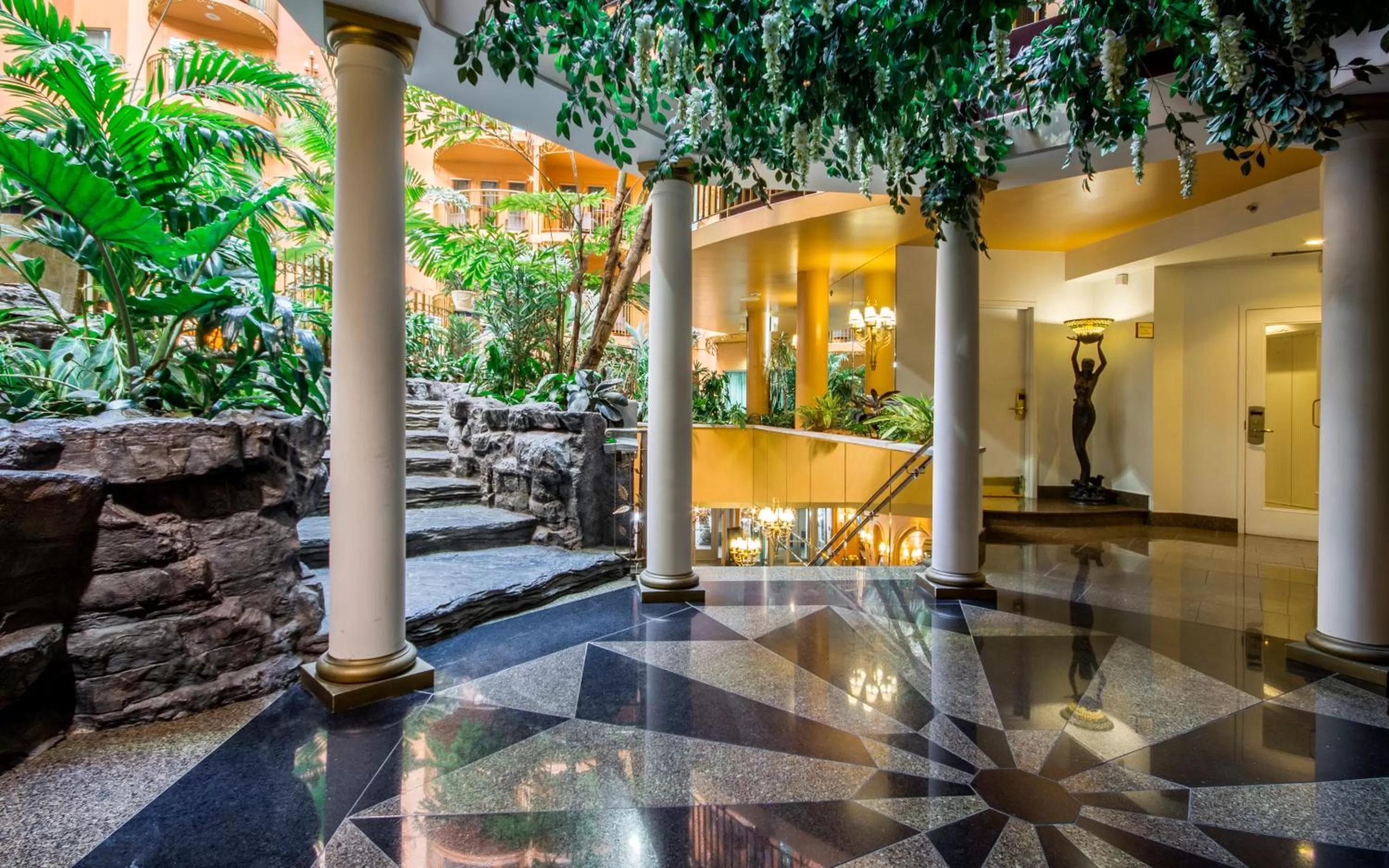 Garden in Hôtel Palace Royal Centre-Ville Québec par JARO