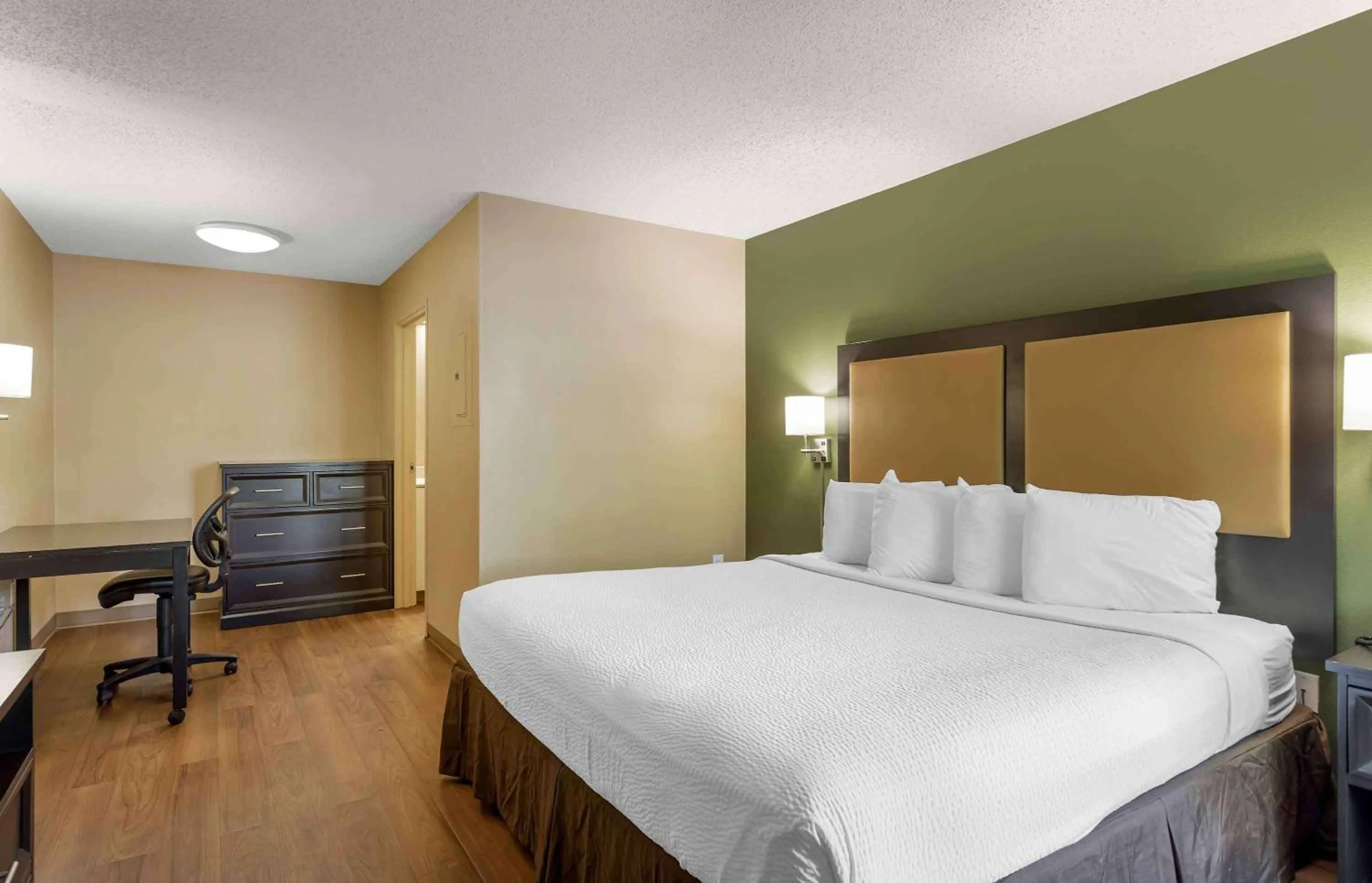 Bedroom, Bed in Extended Stay America Suites - Portland - Tigard
