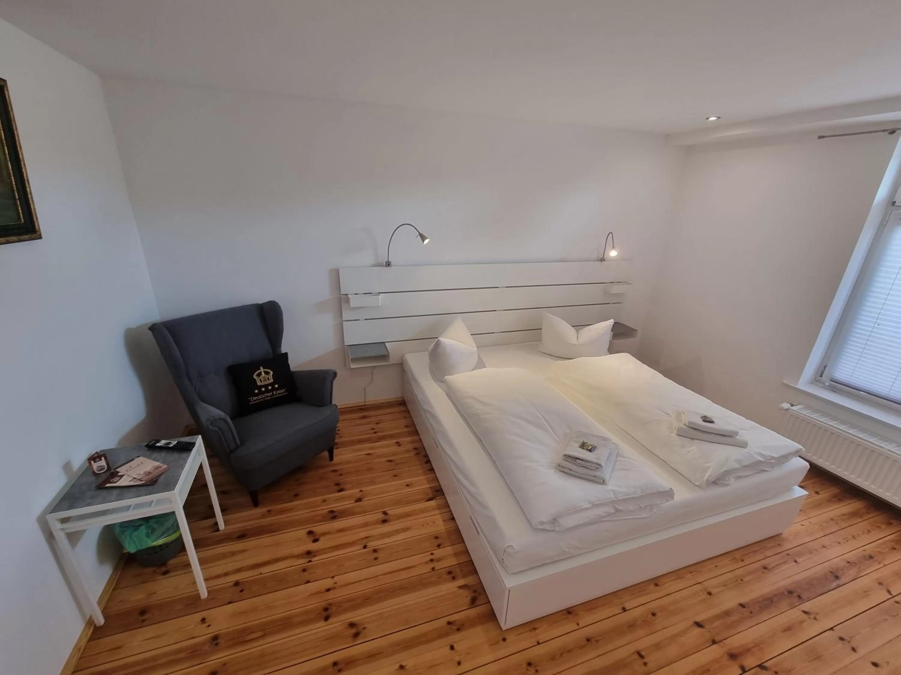 Bedroom, Bed in Hotel & Restaurant "Deutscher Kaiser"