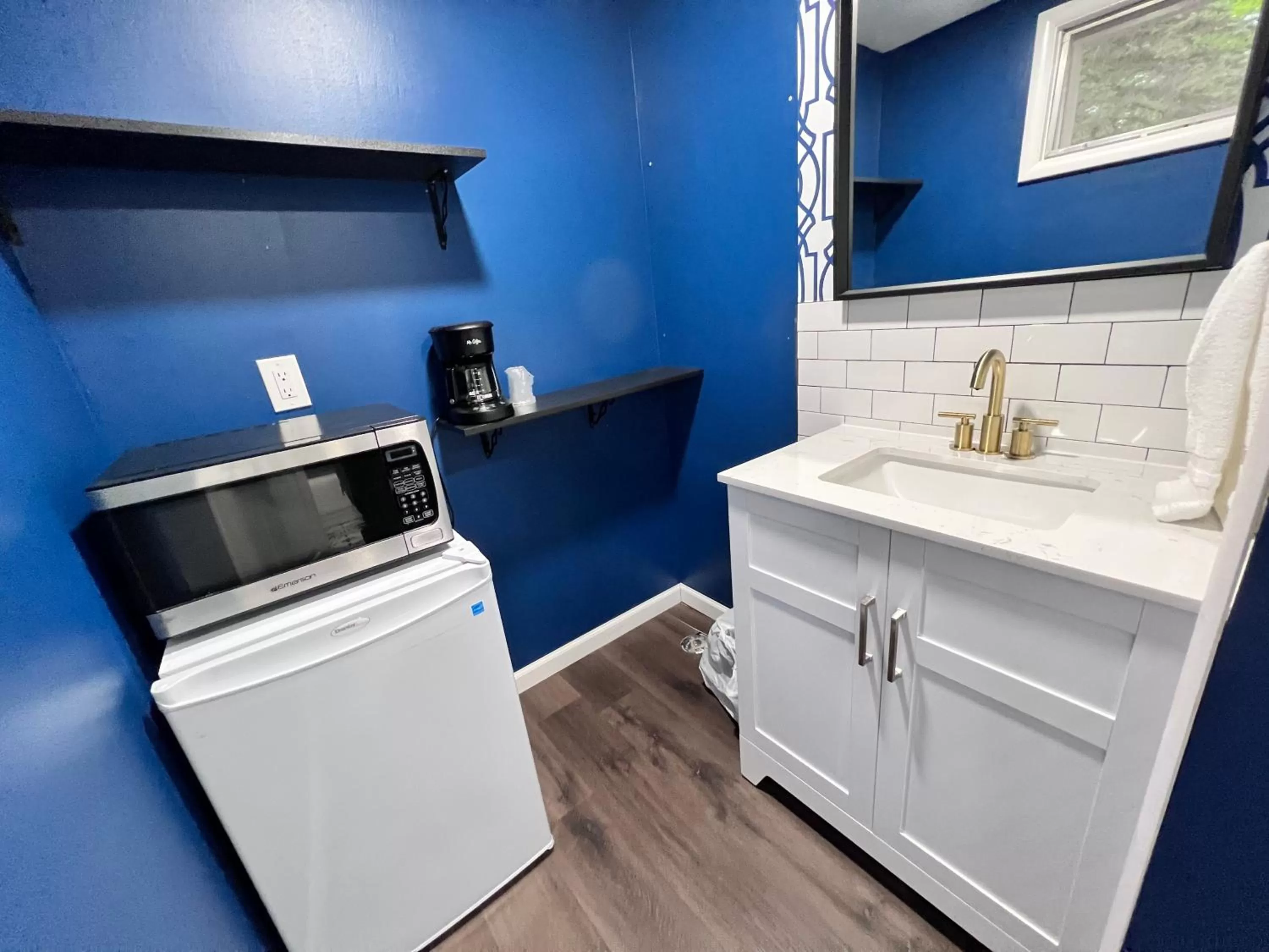 Kitchen or kitchenette in Great Gatsby Motel Inn