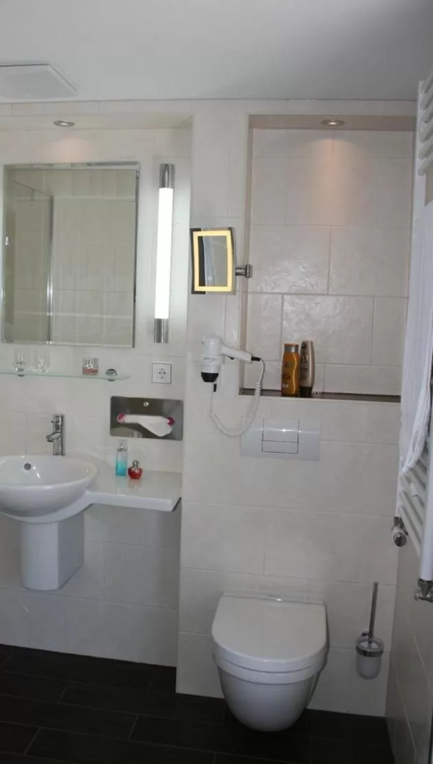 Bathroom in Landhotel Repetal