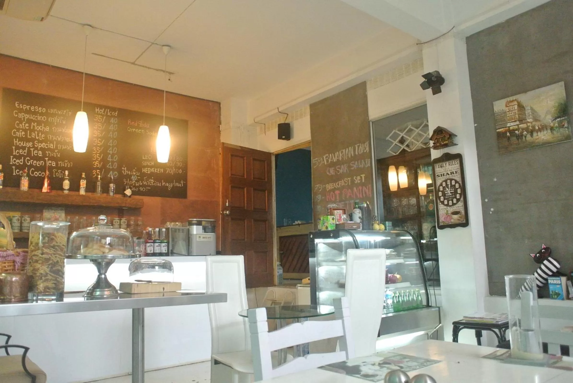 Restaurant/places to eat in Oriental Smile Hotel