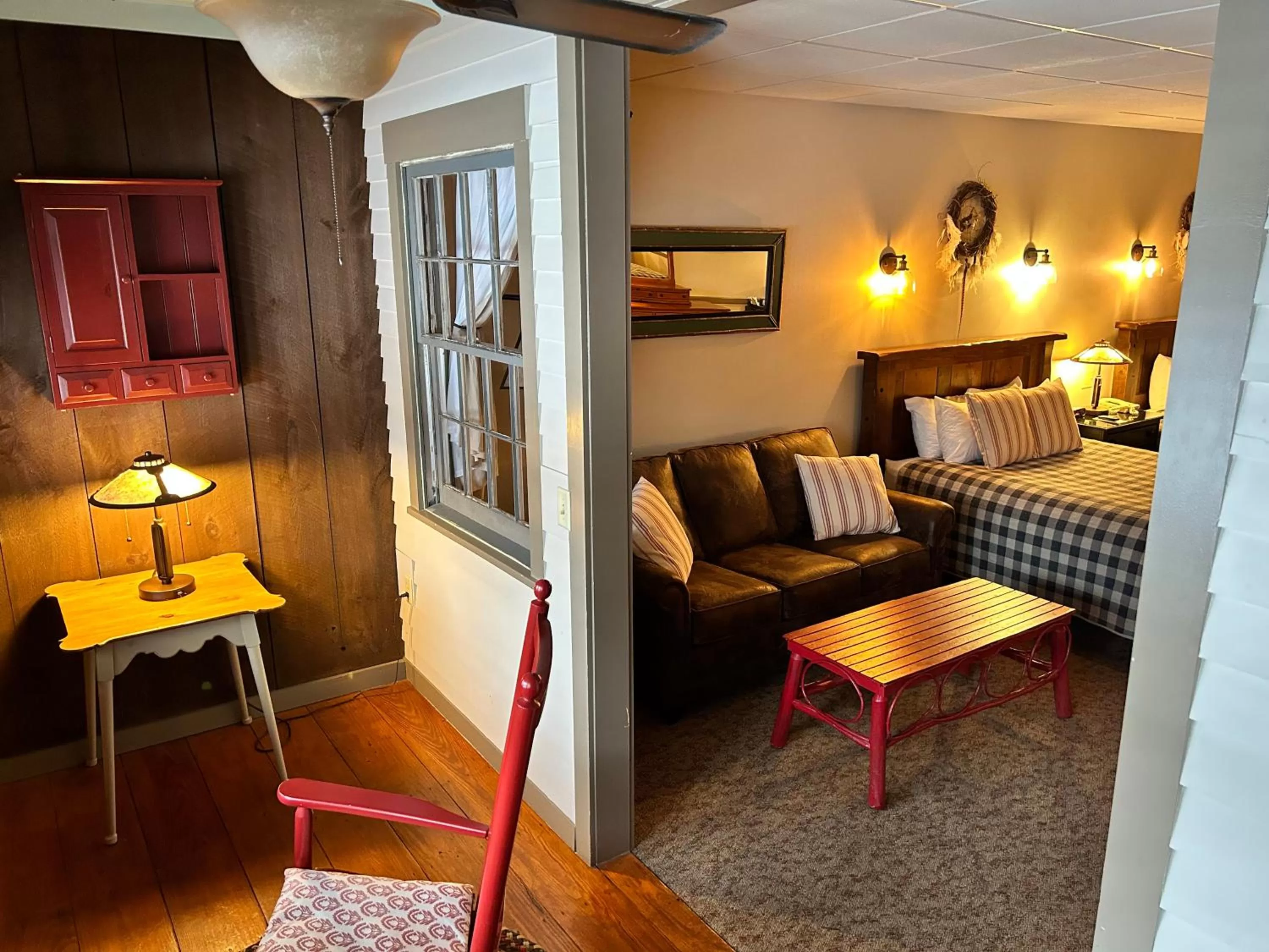 Seating area in The Common Man Inn, Spa & Lodge