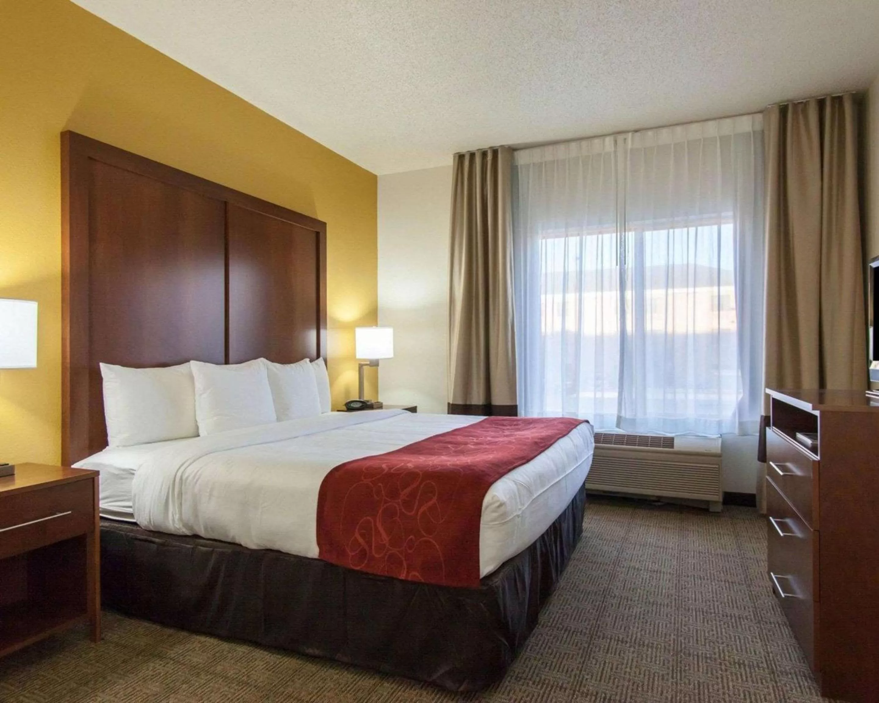 Photo of the whole room, Bed in Comfort Suites Tulsa Central