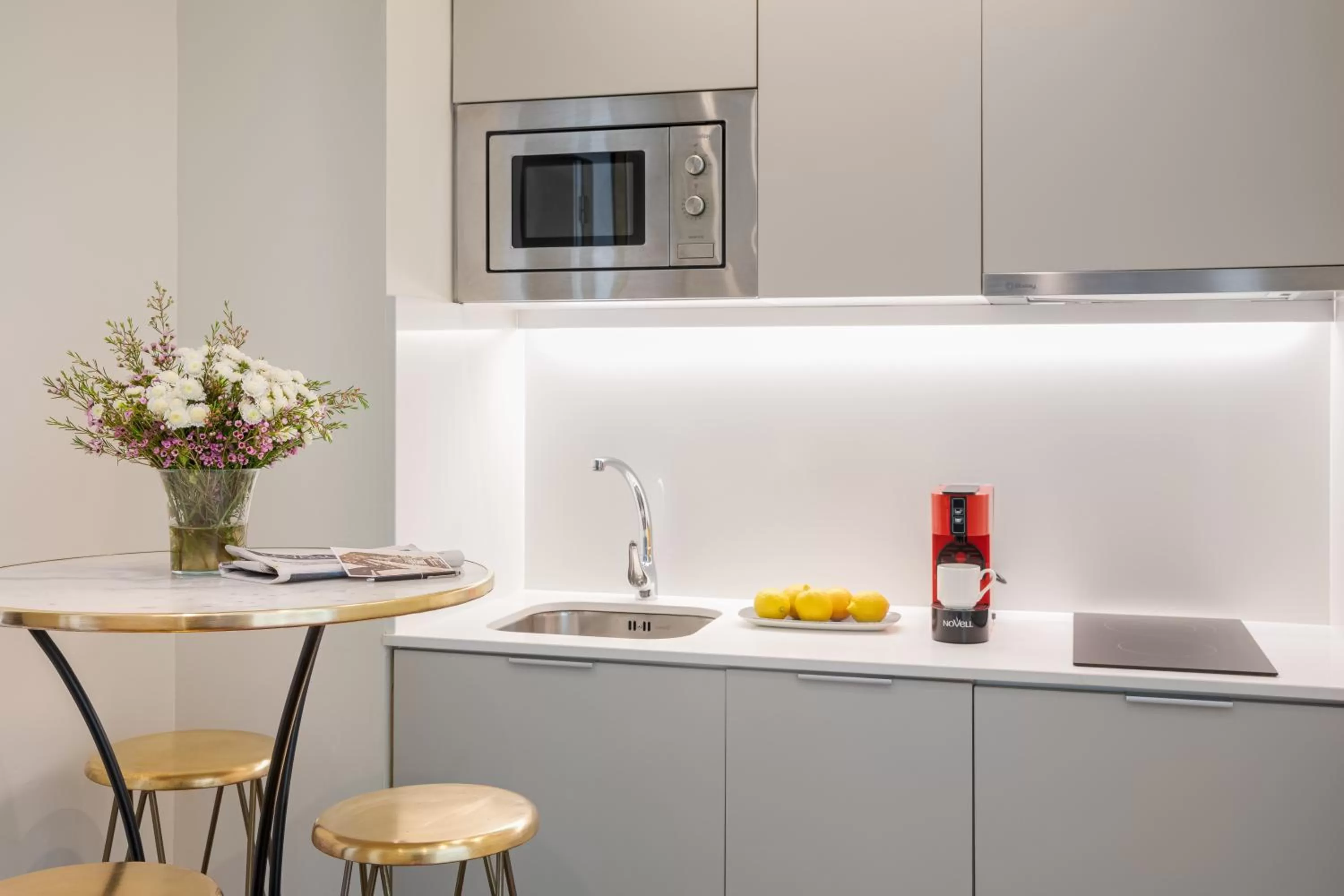 Kitchen or kitchenette in Duquesa Suites Landmark Hotel by Grup Duquessa