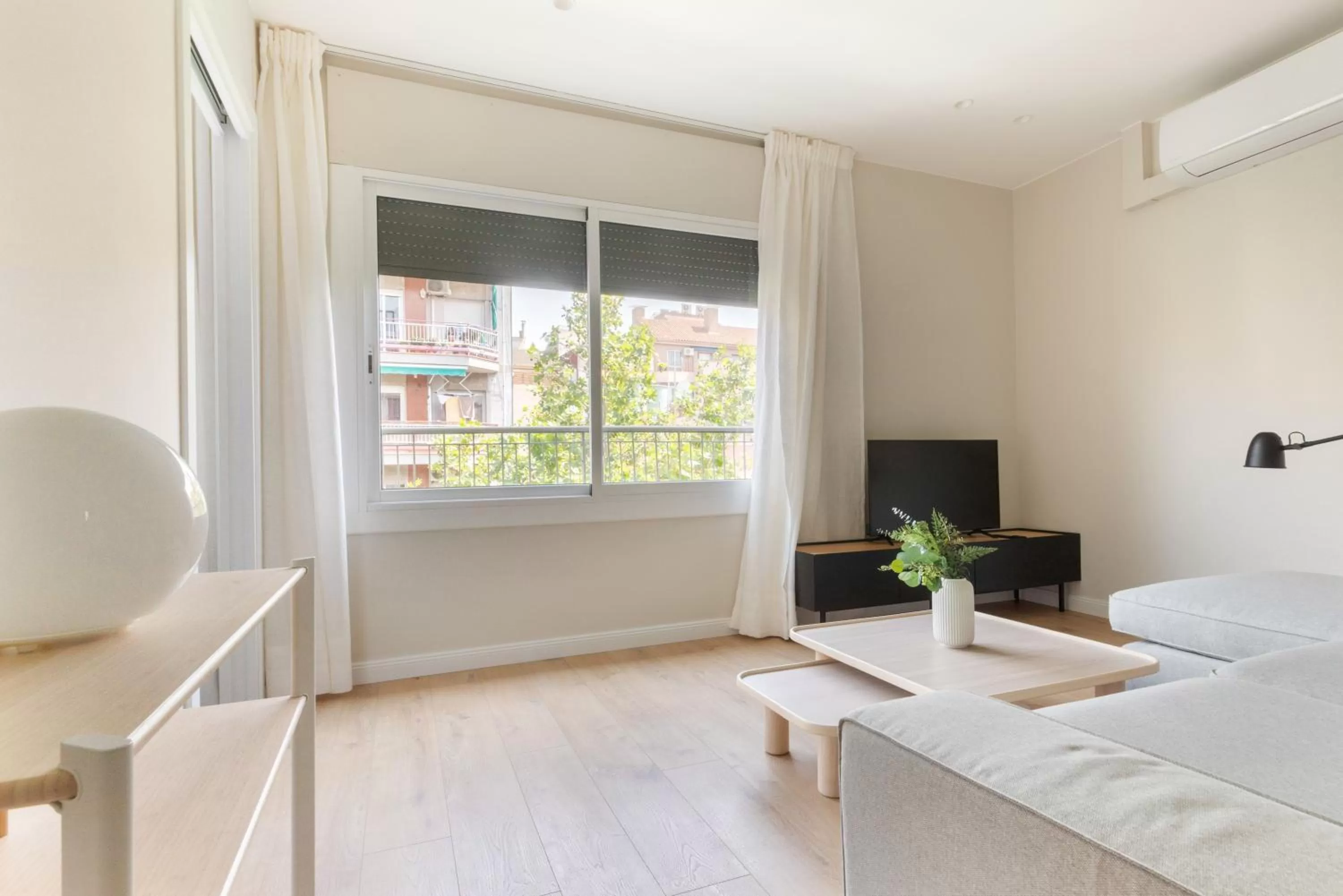 Communal lounge/ TV room, Bed in Atica Apartments - by Weflating