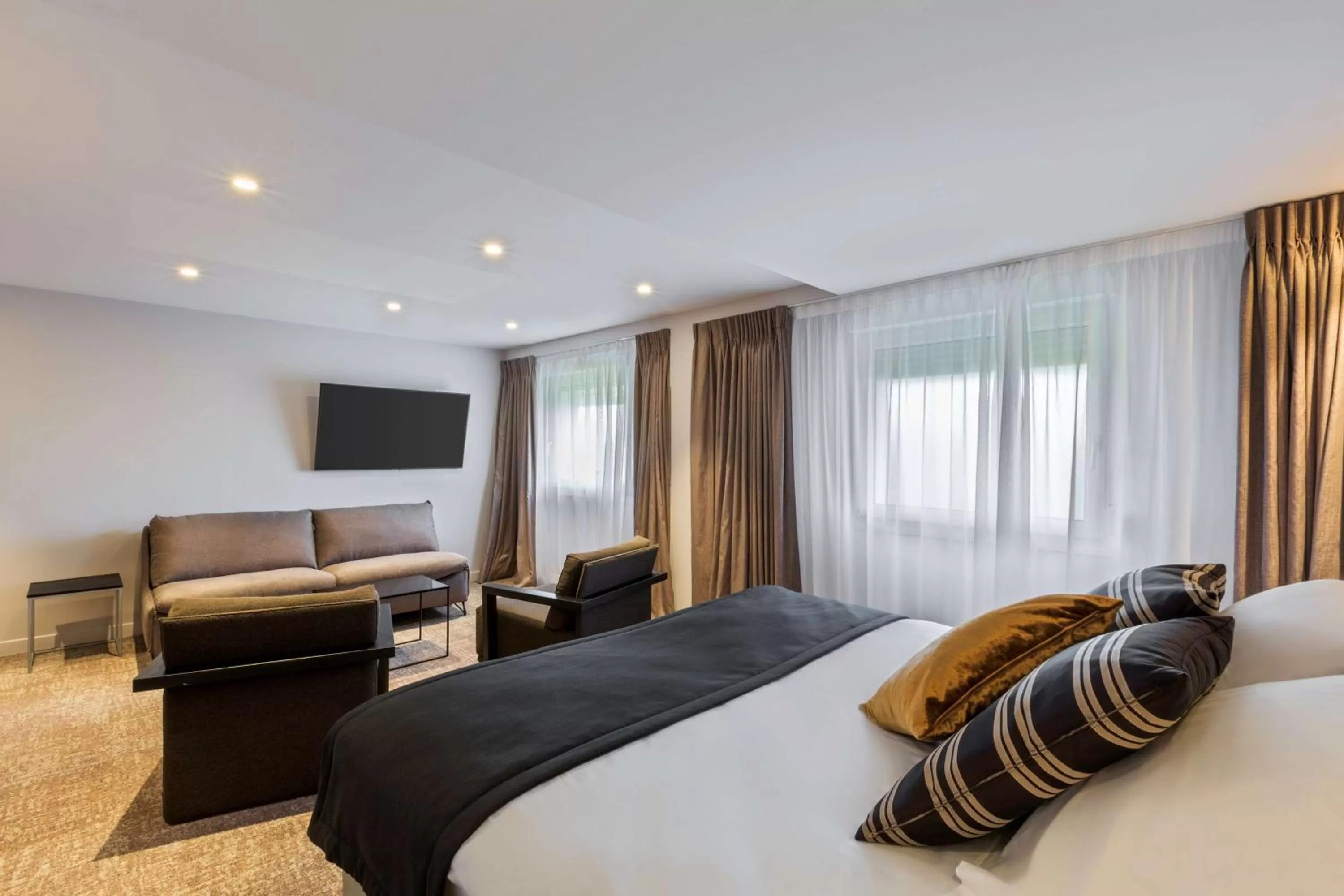 Photo of the whole room, Bed in Best Western L'Aquarium Arras Nord