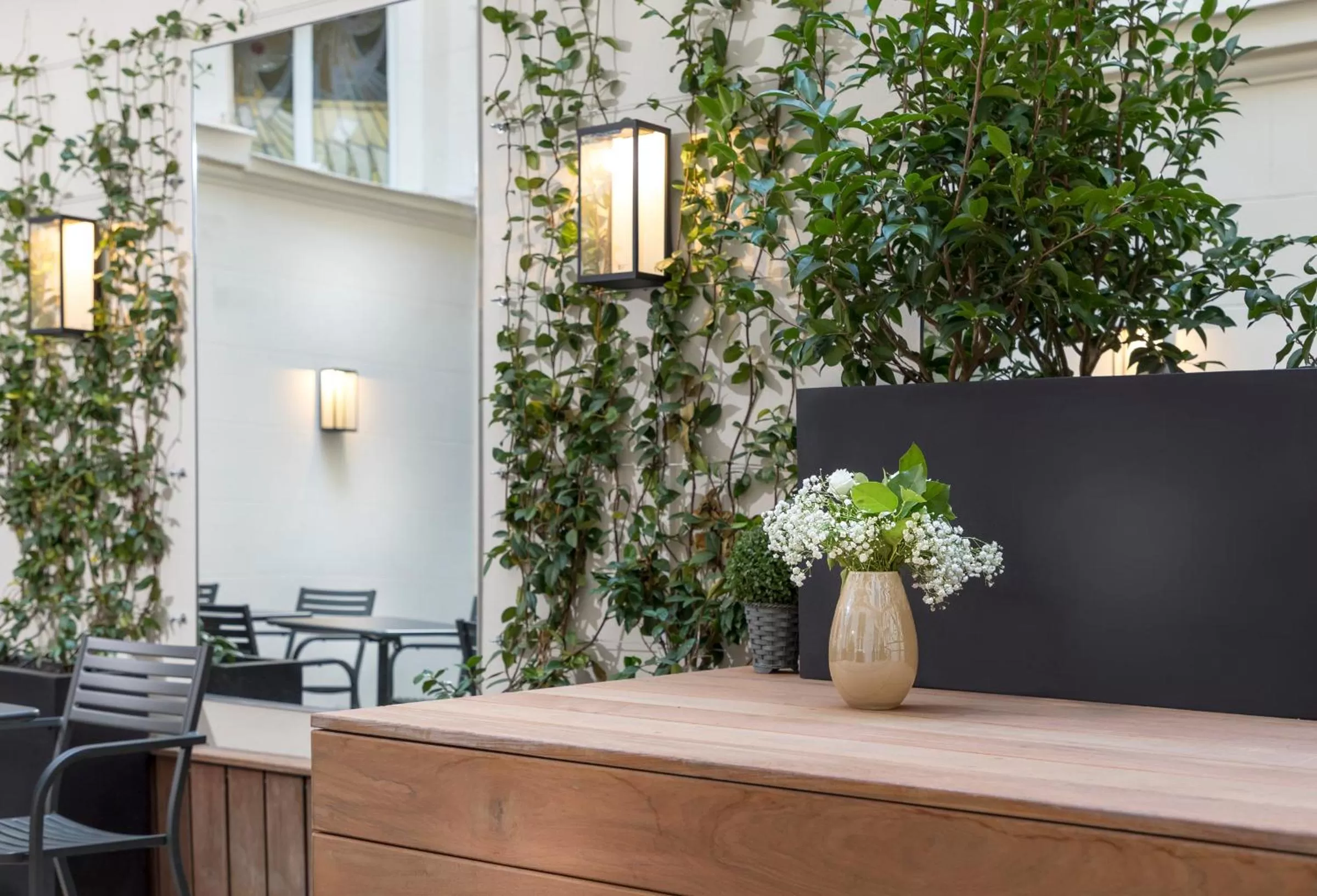 Patio in Elysées Ceramic