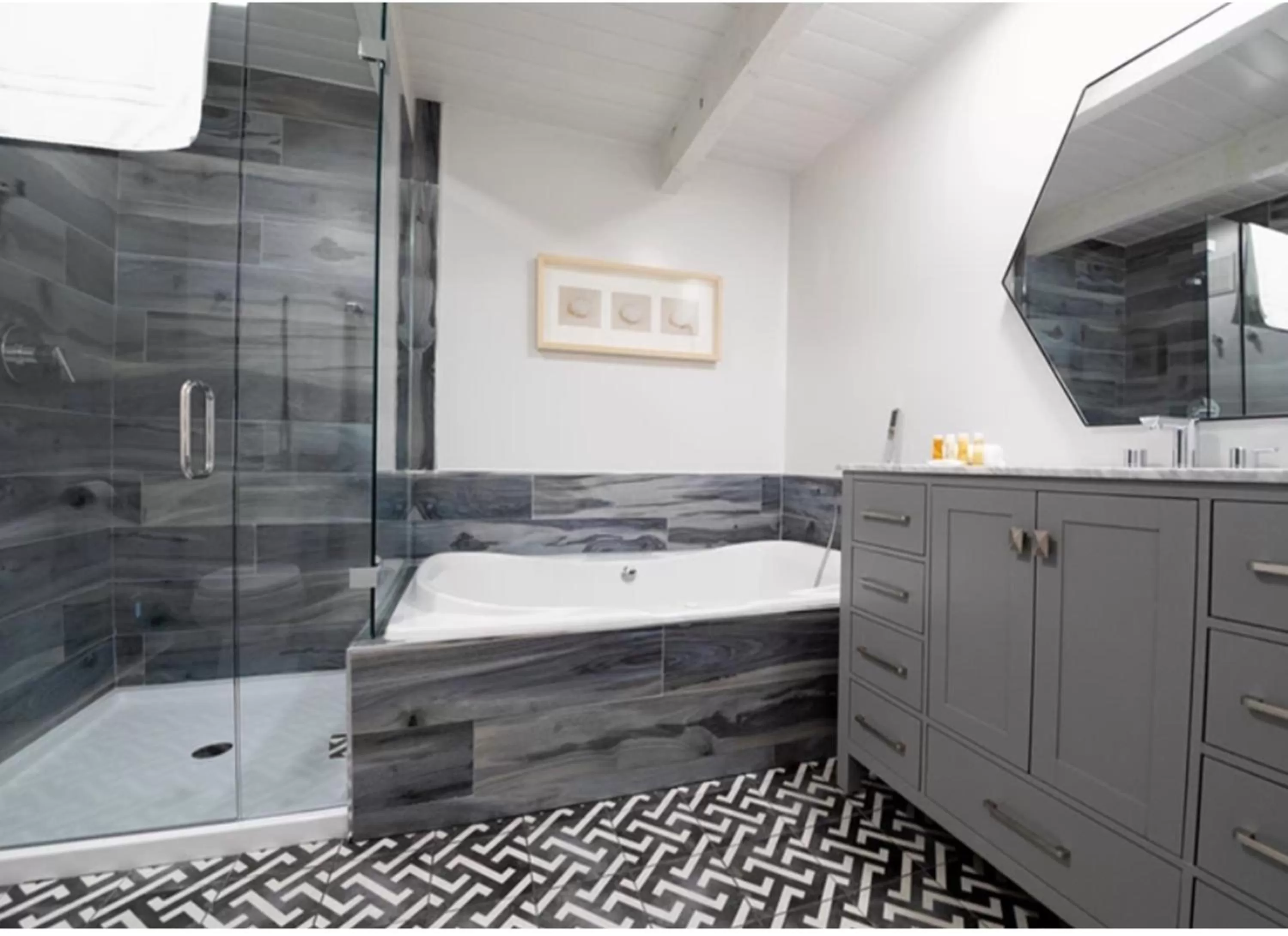 Shower, Bathroom in Alaskan Inn and Spa