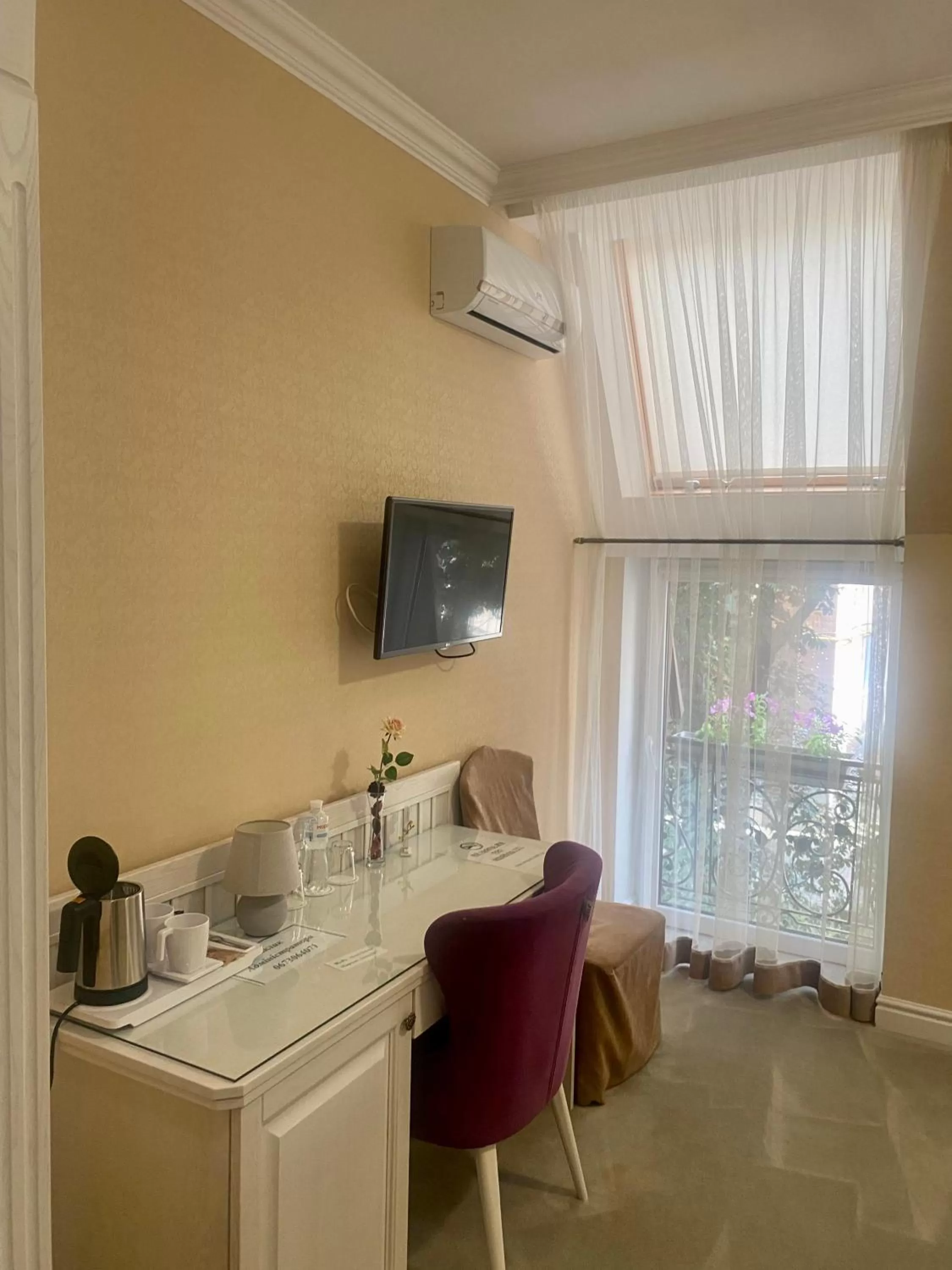 Living room, TV/Entertainment Center in Boutique Hotel Deluxe