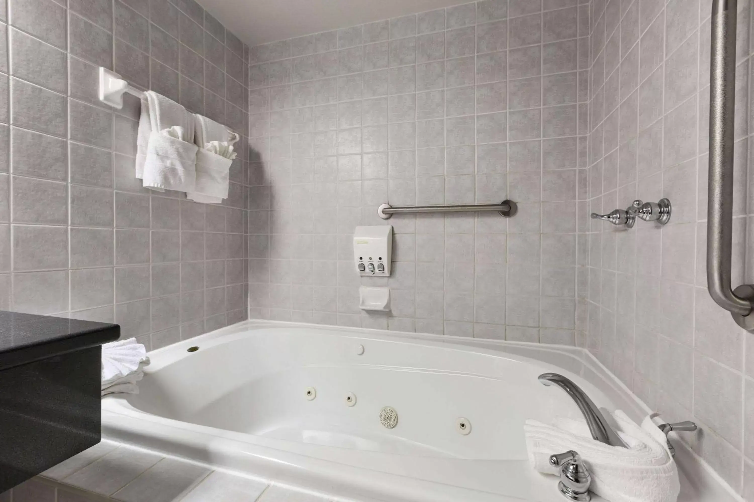 Queen Suite - Non-Smoking in Days Inn by Wyndham Ottawa West Queen Suite - Non-Smoking in Days Inn by Wyndham Ottawa West