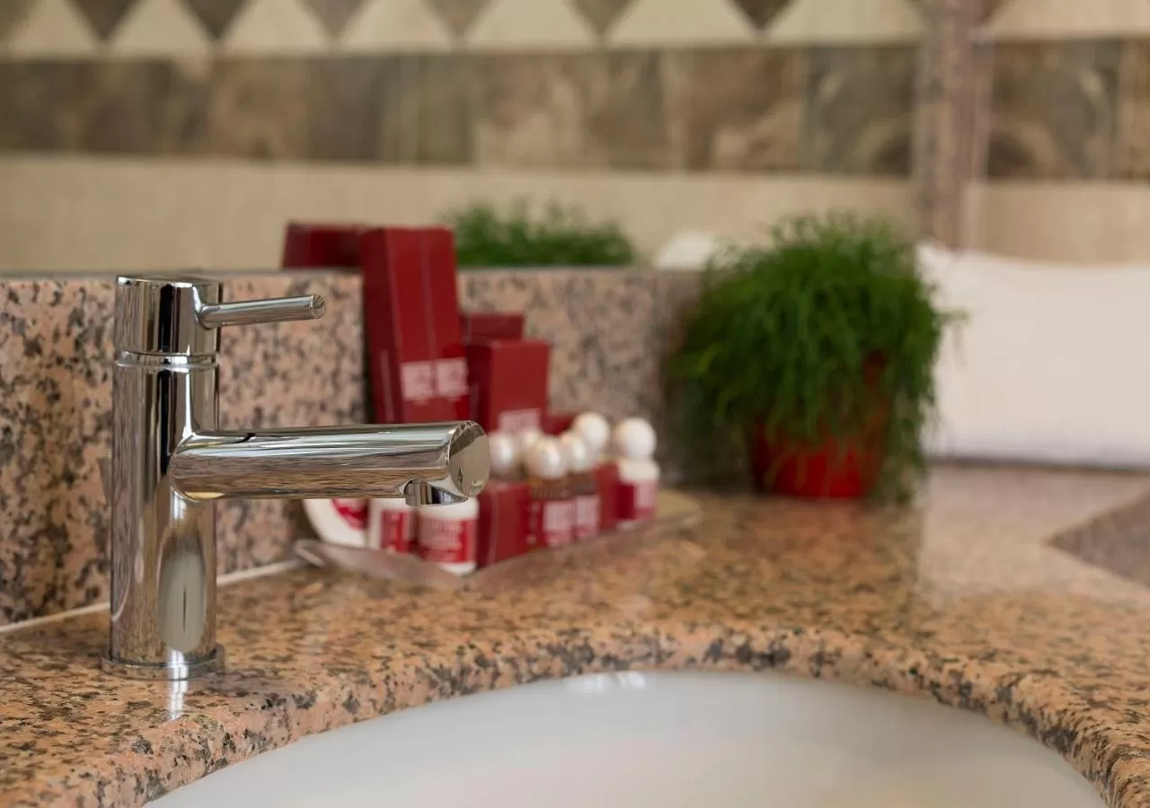 Toilet in Bettoja Hotel Massimo d'Azeglio