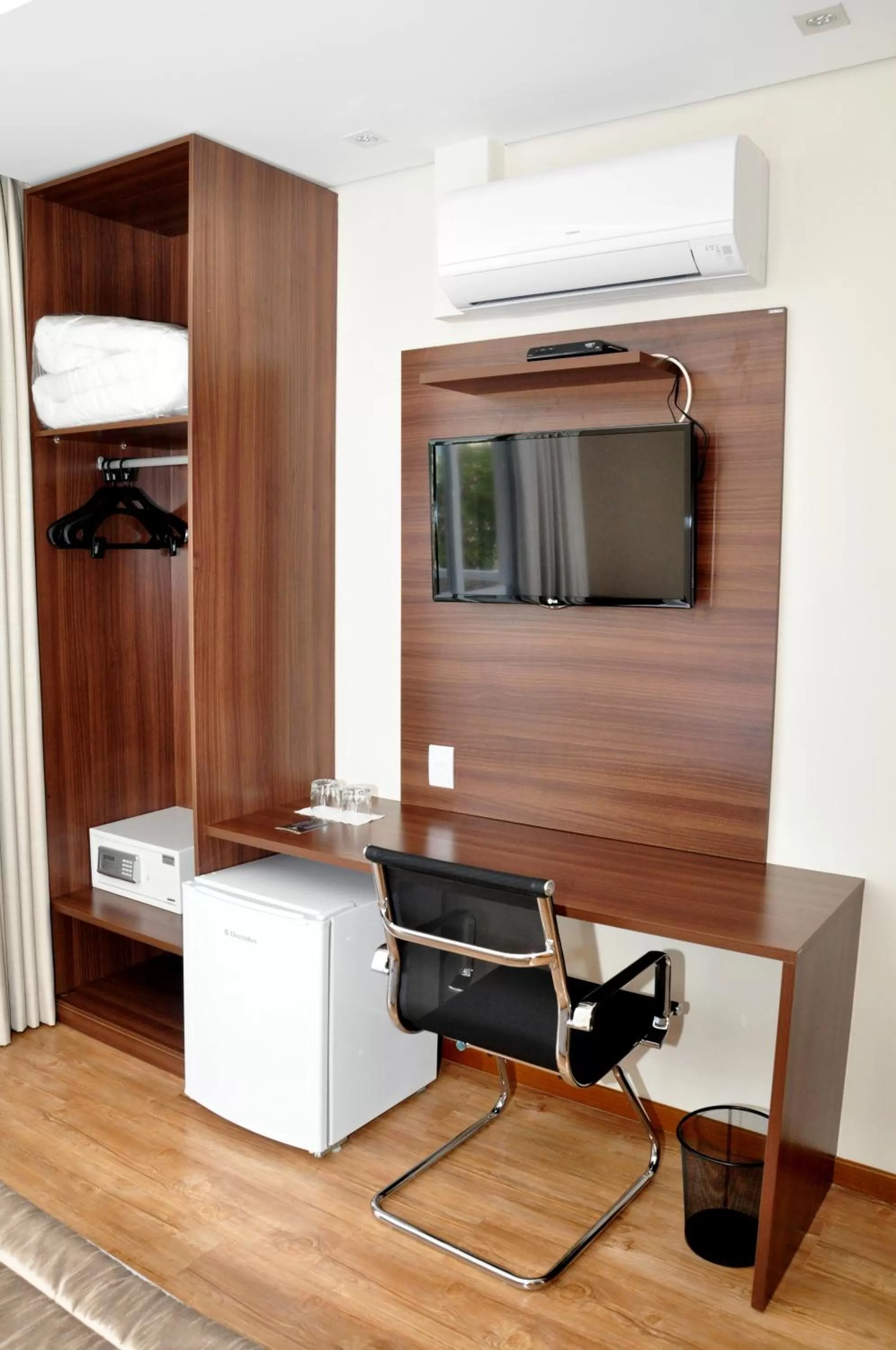 TV and multimedia in Hotel Mohave