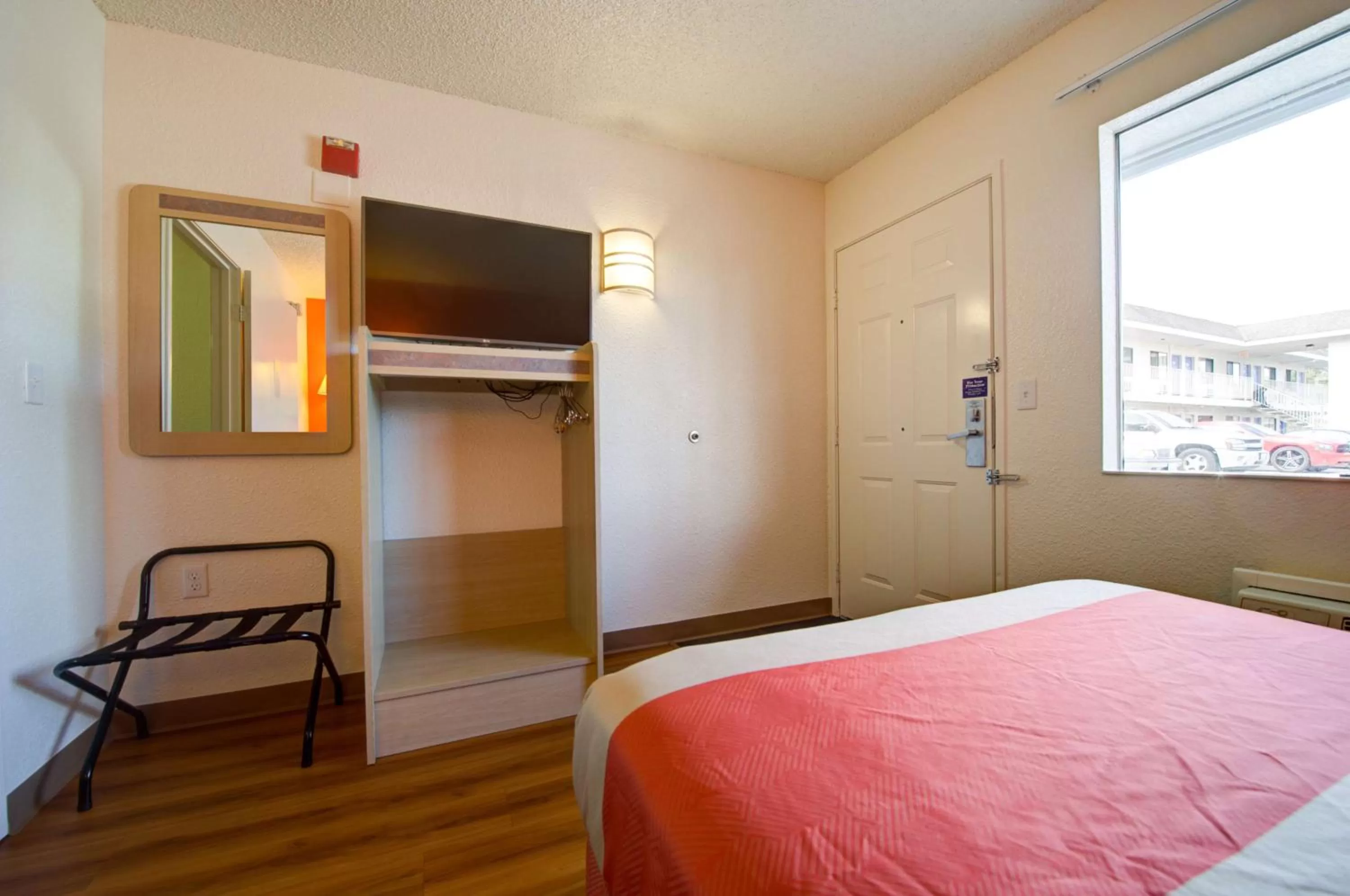 TV and multimedia, Bed in Motel 6-Seattle, WA - Airport