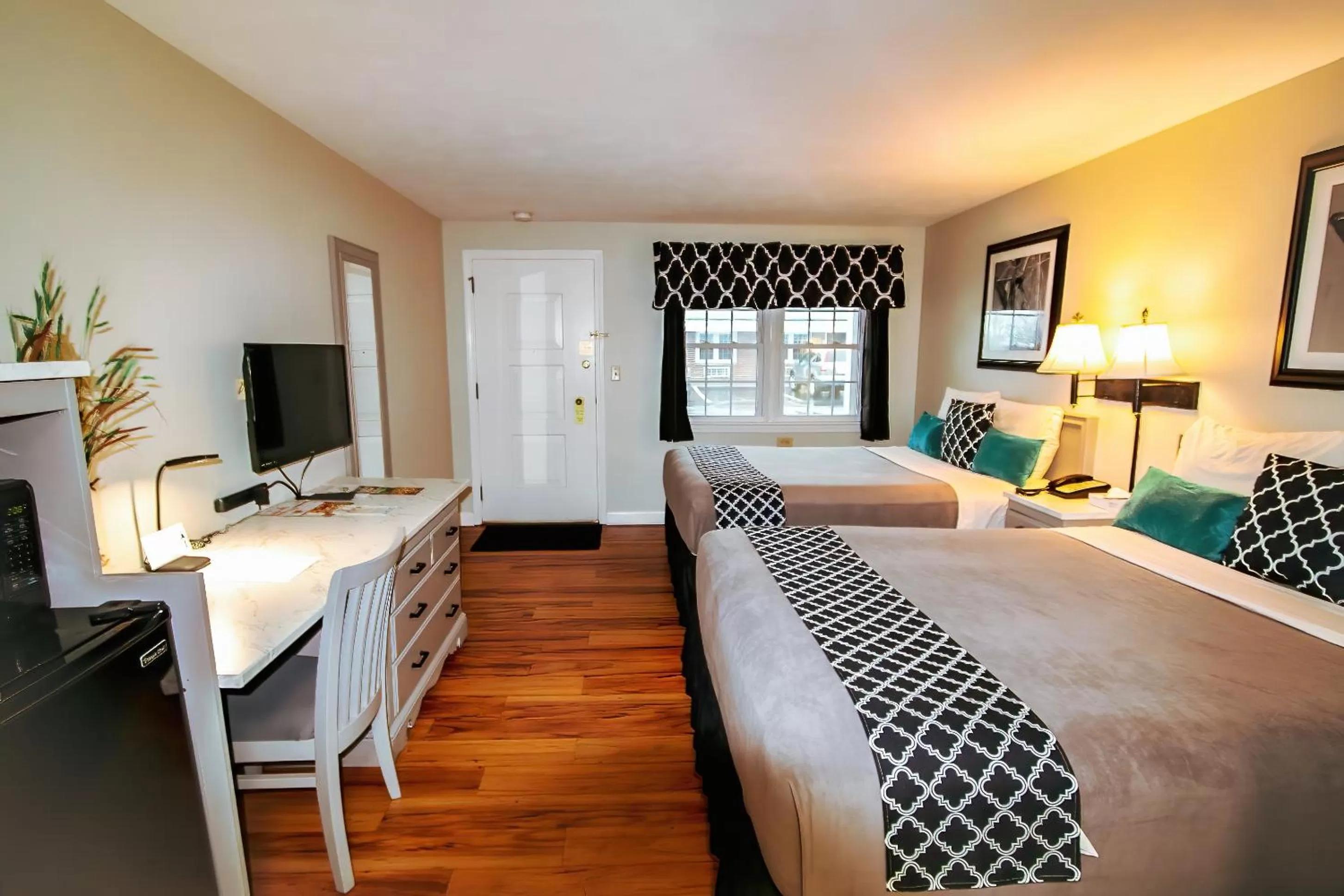 Bed in Colonial Inn Seekonk